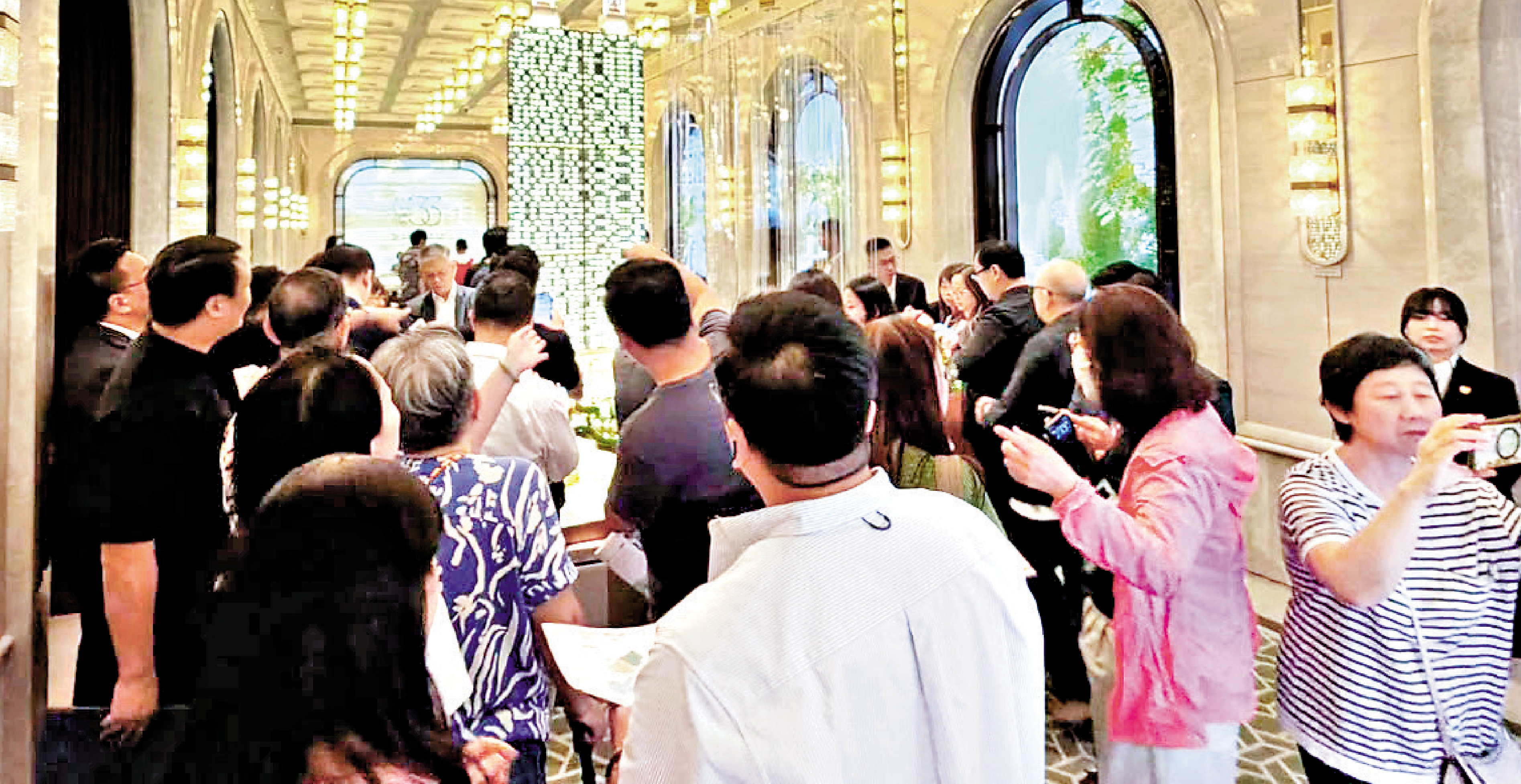 　　圖：33清水灣首日開放示範單位，場內外輪候人潮絡繹不絕。/受訪者供圖