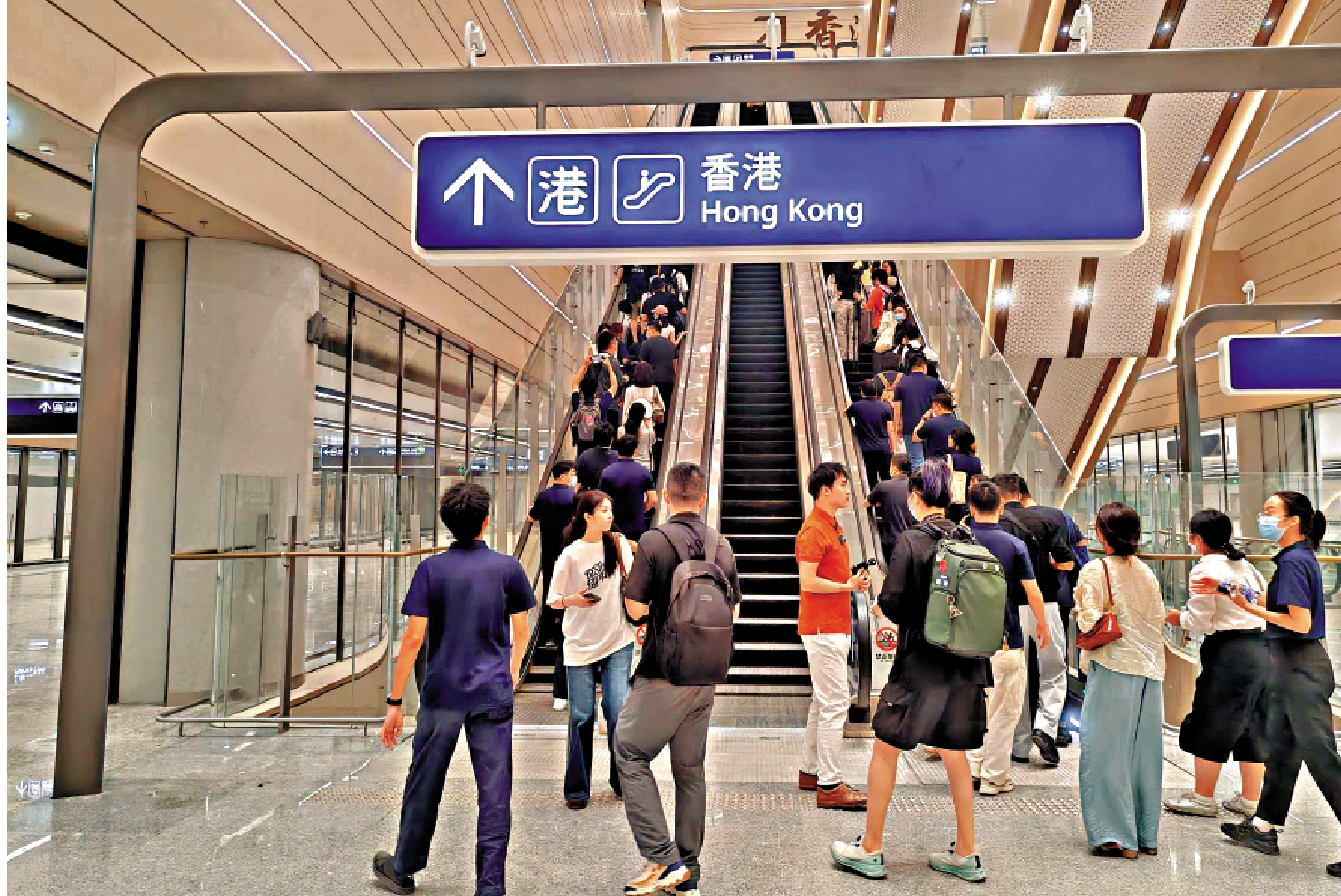 　　圖：新皇崗口岸內部長距離扶手梯，運行平穩而高效。\資料圖片