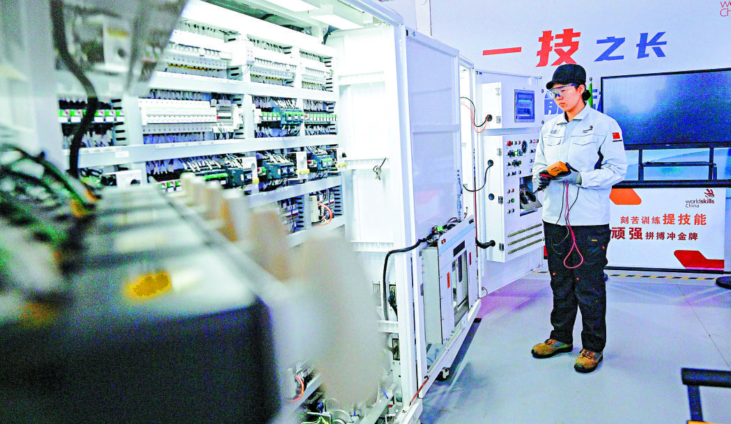 　　圖：中國選手何曉嫚在軌道車輛技術項目中以全場最高分榮獲阿爾伯特·維達大獎。該獎項在世界技能大賽中被譽為「冠軍中的冠軍」。圖為何曉嫚在實訓基地內進行整車故障排查與處理模塊訓練。\新華社