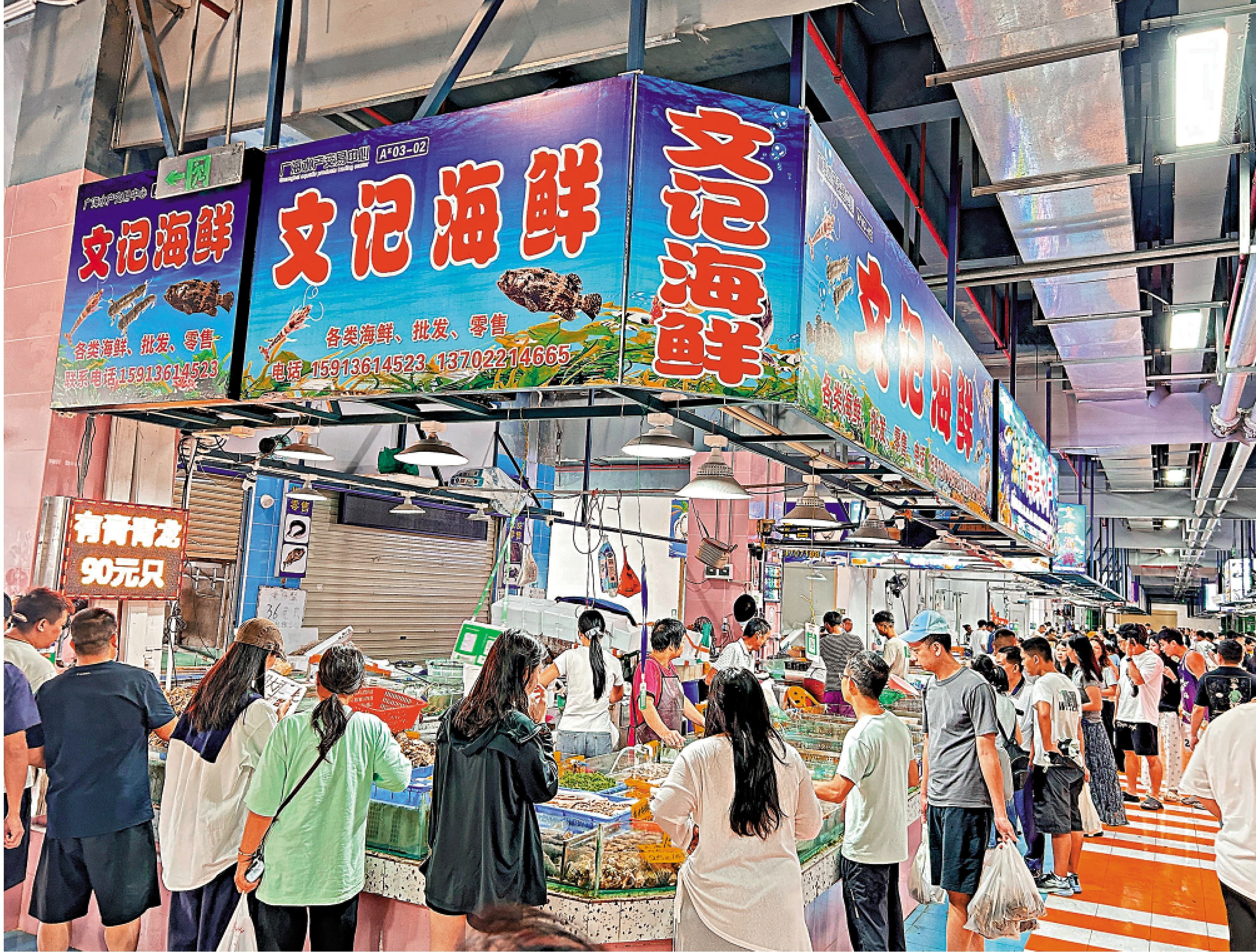 　　圖：台山廣海漁人碼頭市場，大量灣區遊客採購海鮮。\大公報記者敖敏輝攝