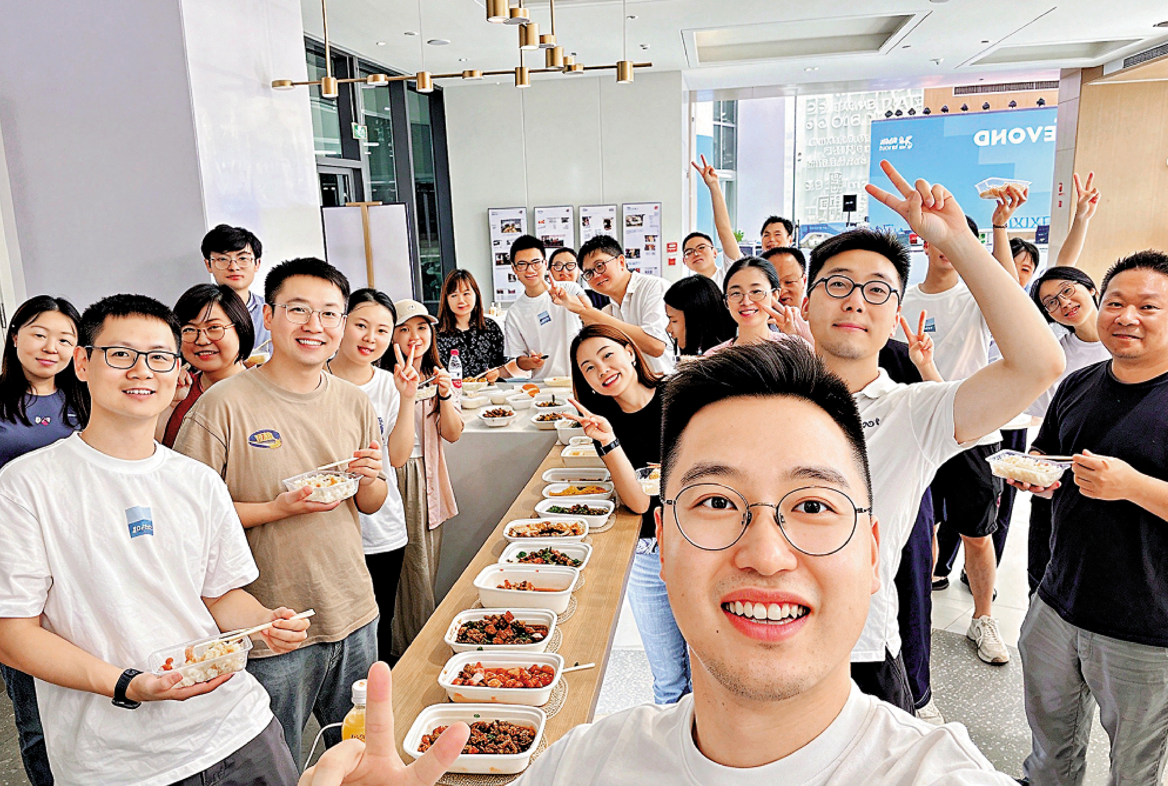 　　圖：朱毅豪（前）表示，通關改革減輕了創科團隊日常跨境協作的壓力。\受訪者提供