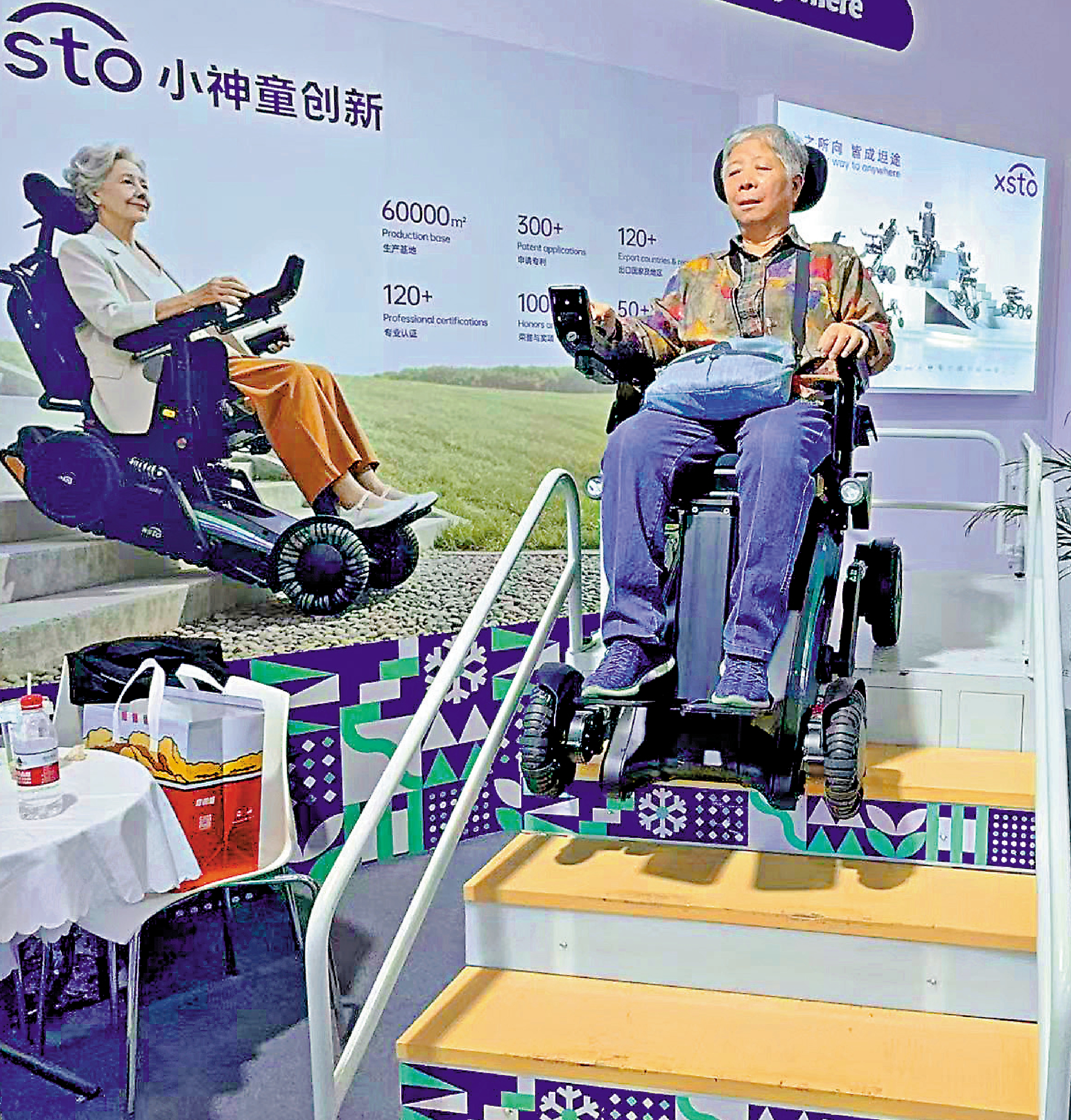 　　圖：具身輪椅機器人解決了老年人「望梯卻步」的痛點。\大公報記者郭瀚林攝