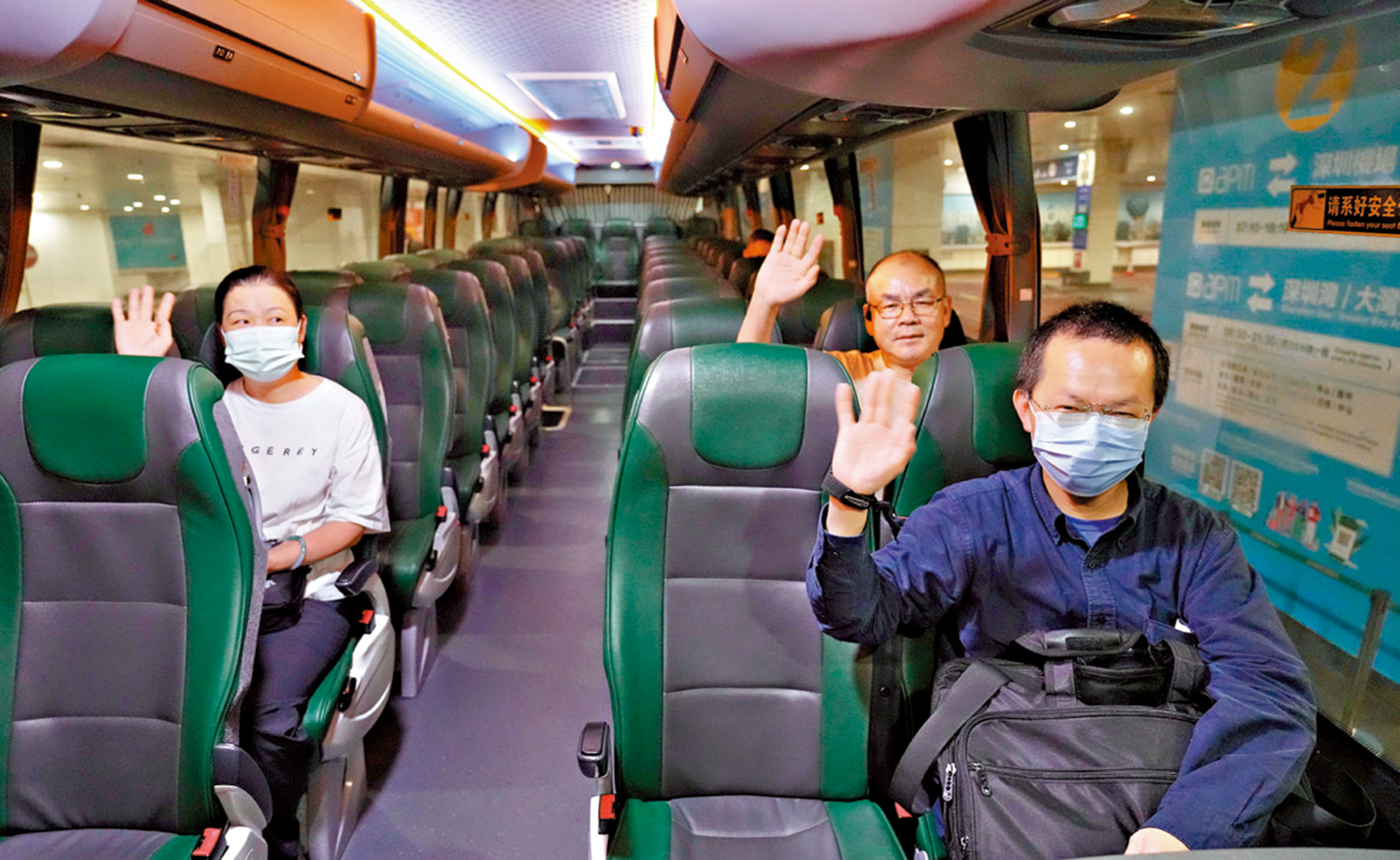 　　圖：有市民坐上首班開往新皇崗口岸的跨境巴士。\大公報記者麥潤田攝
