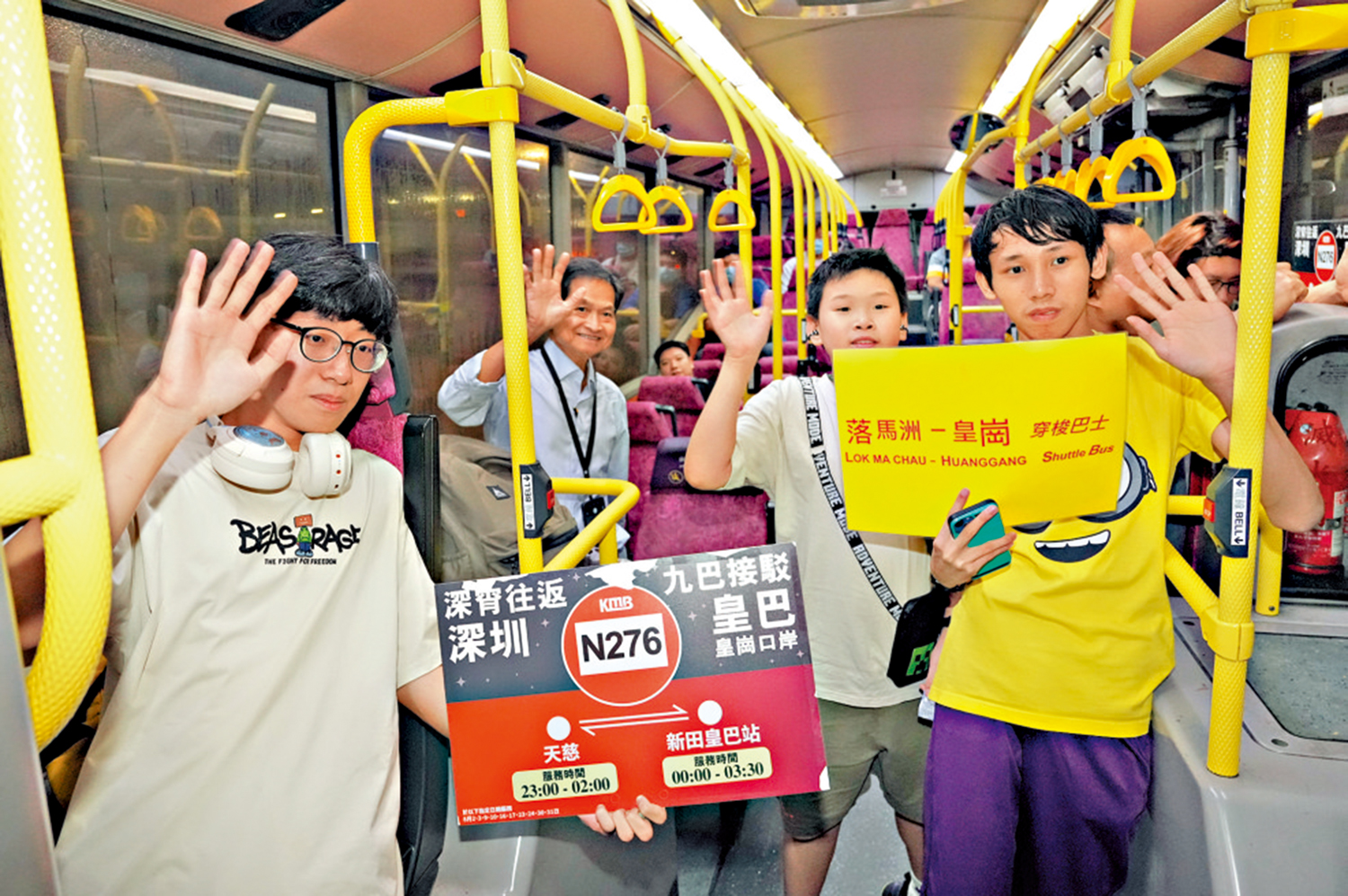 　　圖：不少市民和巴士迷昨日到場與「皇巴」道別。\大公報記者黃洋港攝