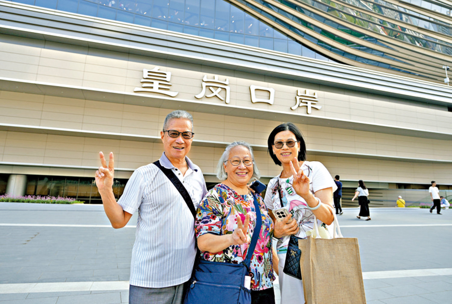 　　圖：尹女士（中）表示，新皇崗口岸安全感滿分。\大公報記者蔡文豪攝