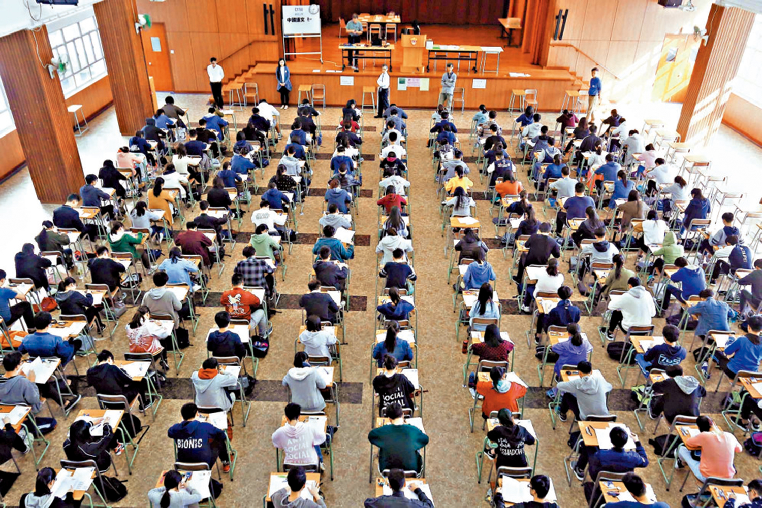 　　圖：考評局提醒，考生收到證書後應仔細核對個人資料。\資料圖片