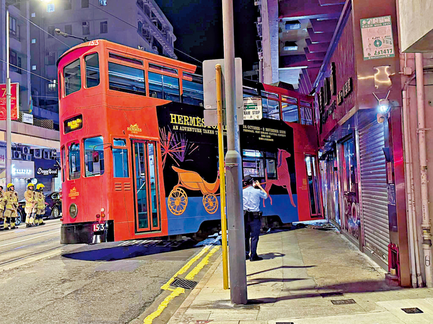 　　圖：一輛電車昨日凌晨行駛至筲箕灣東大街轉彎位時出軌，衝上行人路。\網絡圖片