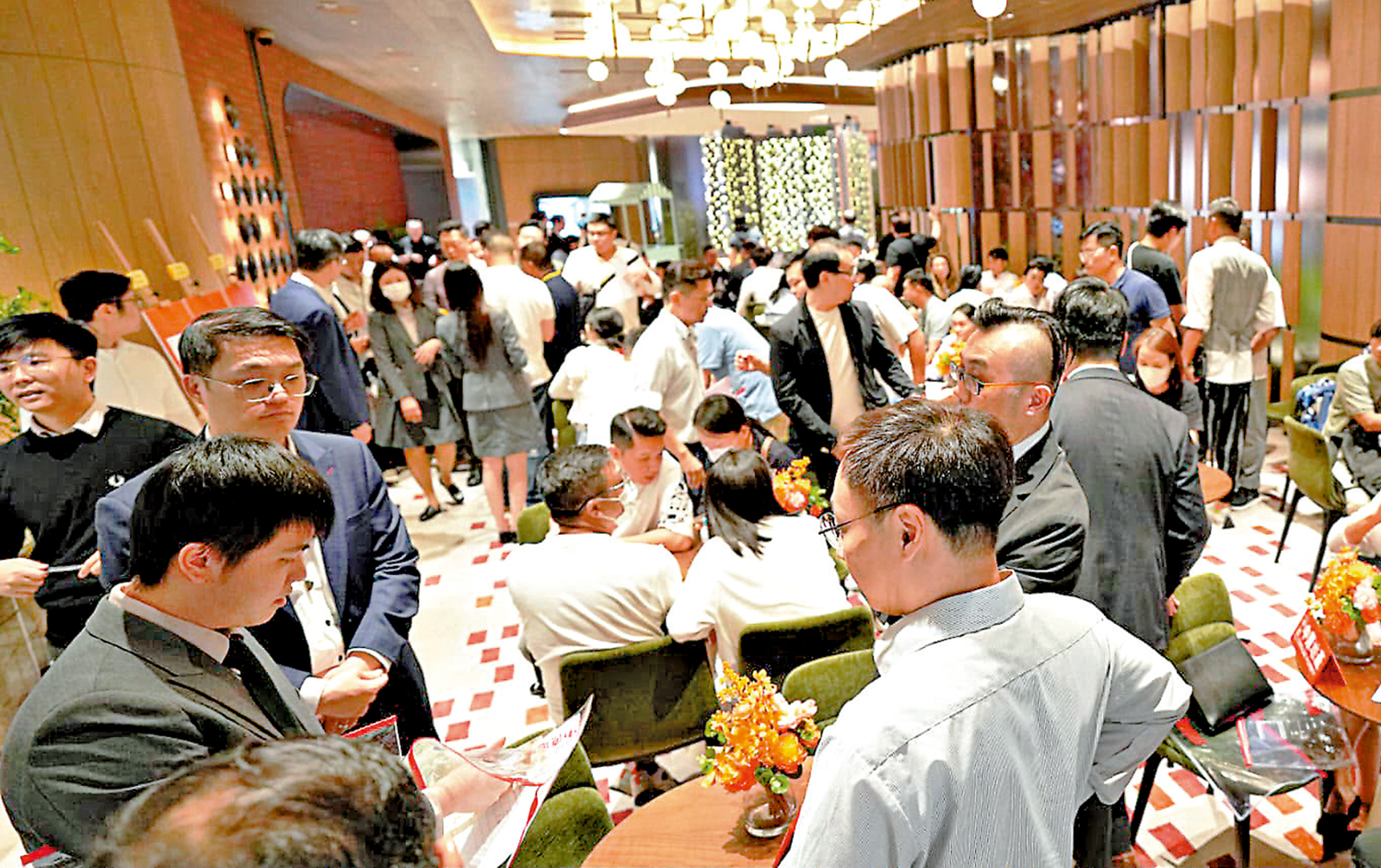 　　圖：首岸2期昨日以先到先得形式發售80伙，場面熱鬧。\受訪者供圖