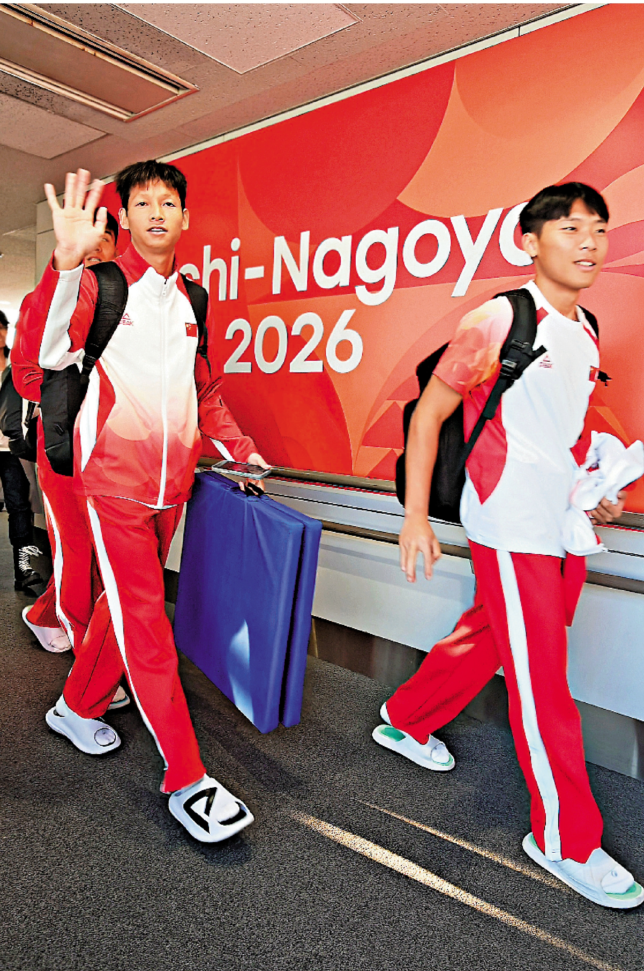 　　圖：參加亞殘運會的中國體育代表團成員抵達名古屋中部國際機場。\新華社