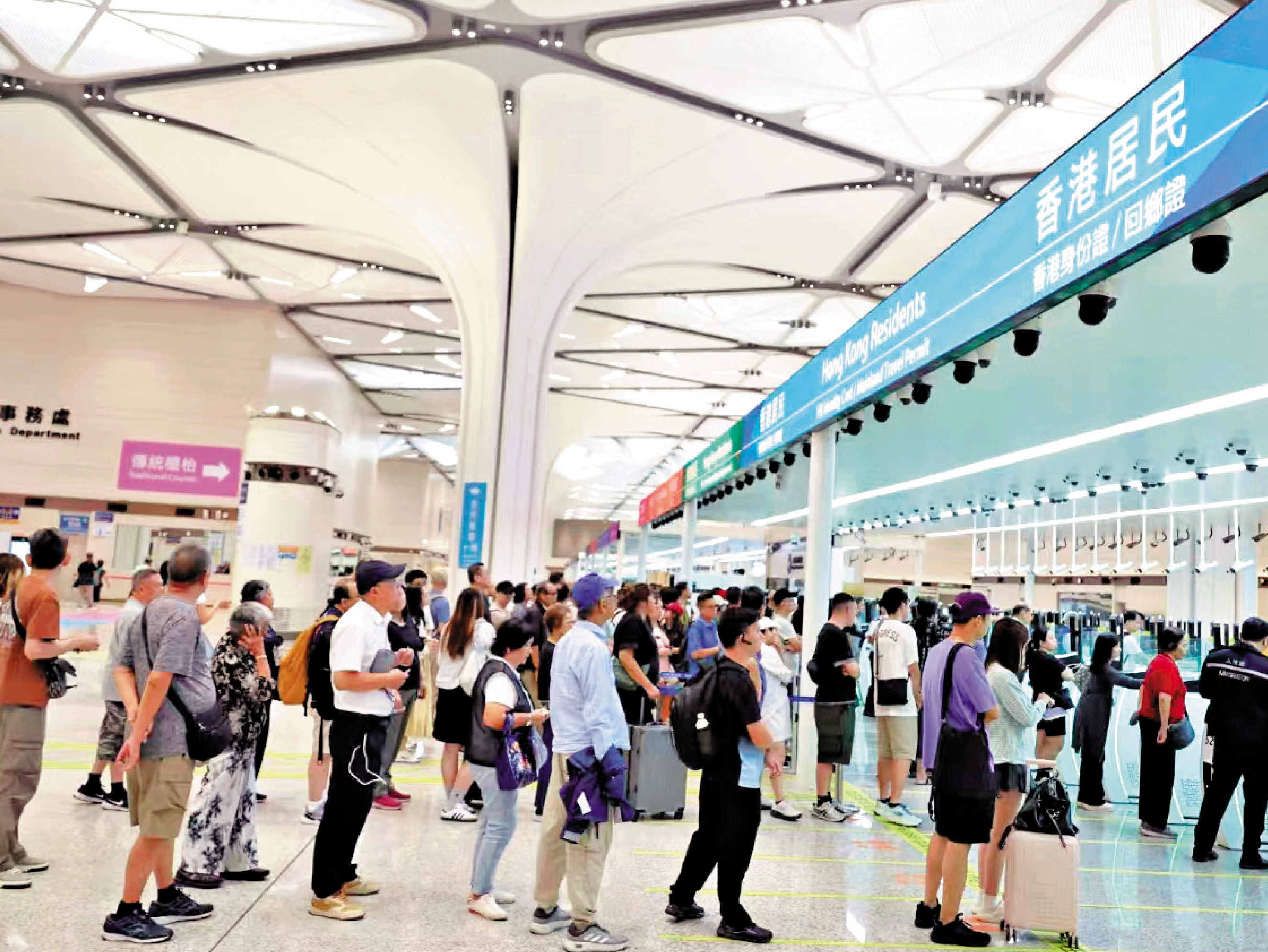 　　圖：新皇崗口岸採用更多人性化設計，縮短旅客通關時間。\大公報攝