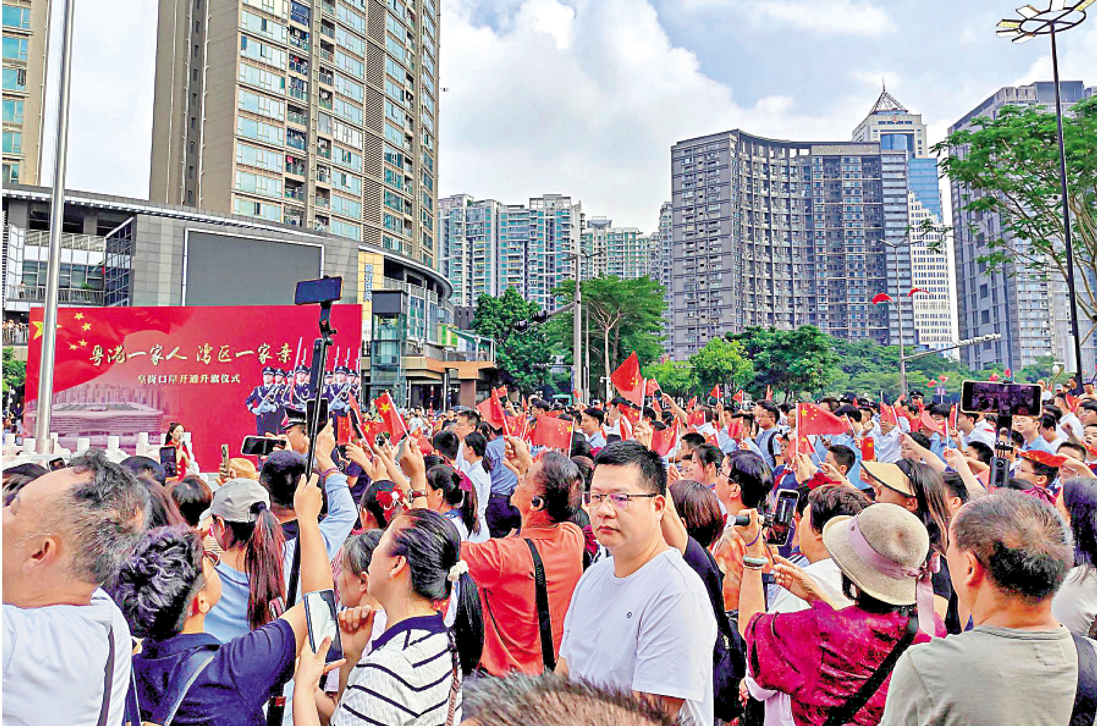 　　圖：新皇崗口岸聯檢大樓北廣場昨日舉行升旗儀式後，現場有逾2000名市民合唱《歌唱祖國》。\大公報記者石華攝