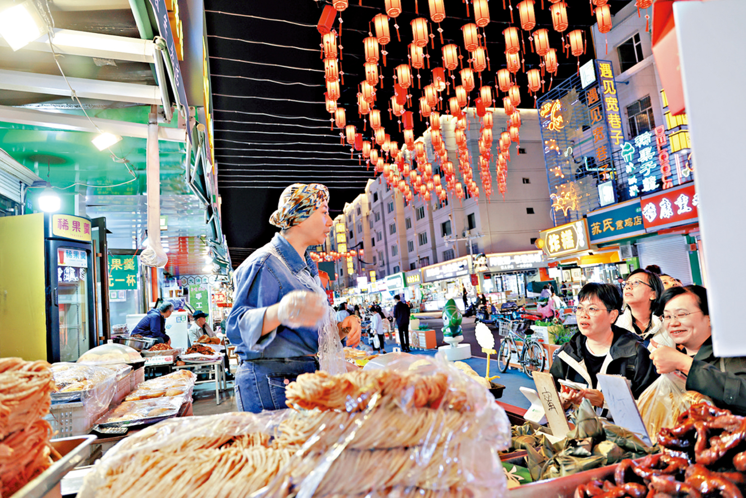 　　圖：遊客在內蒙古呼和浩特購買當地特色食品。\中新社