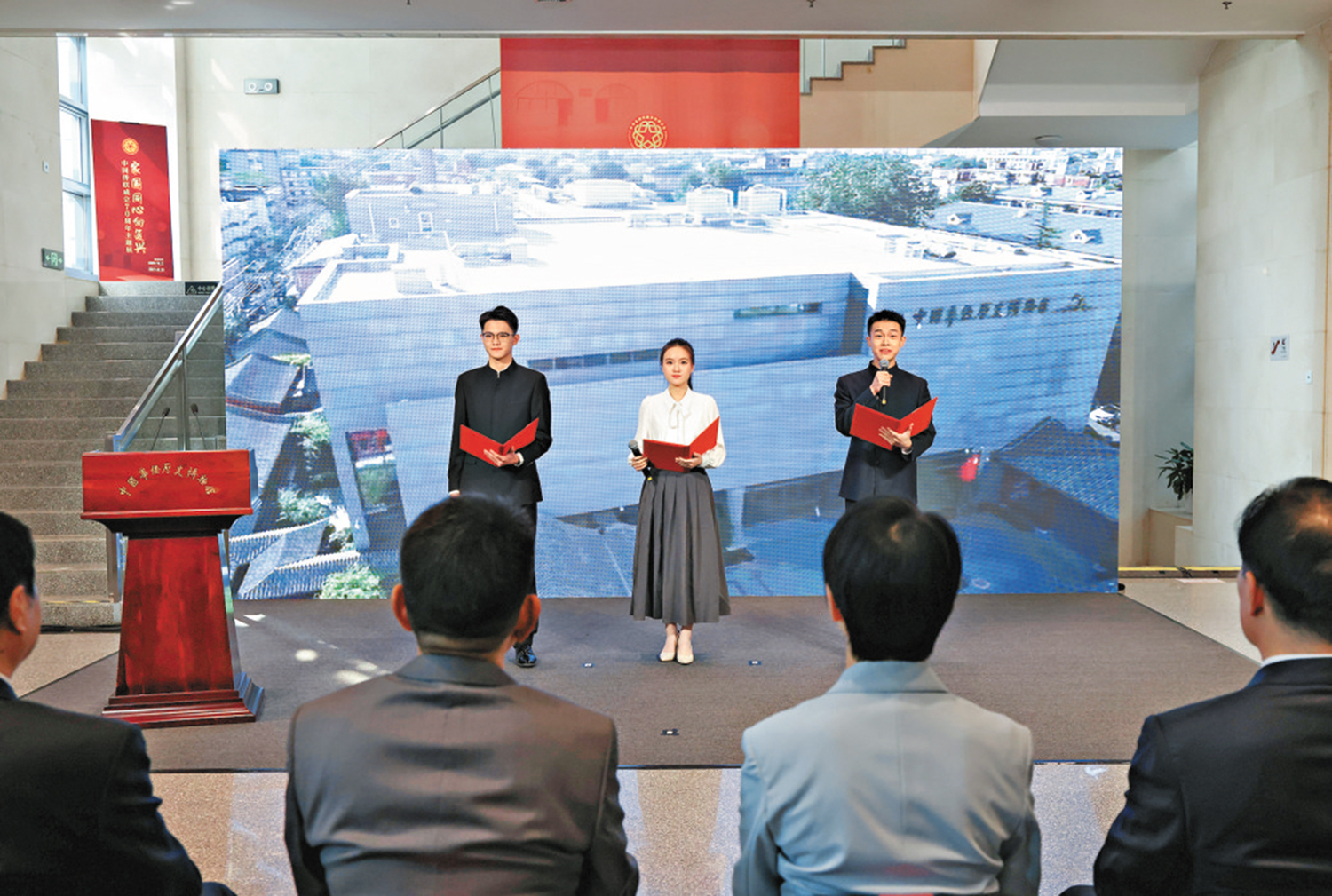 　　圖：10月11日，中國傳媒大學志願者在展覽開幕式上講述文物裏的僑聯歷史。\新華社
