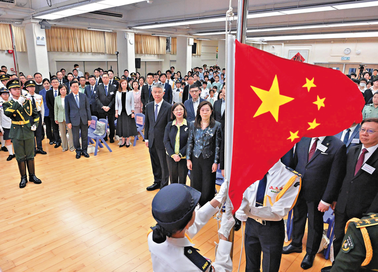　　圖：特區政府昨日舉行「向國旗敬禮」訪京團嘉許禮，並啟動「初心不改 信念如磐：紅軍長征勝利九十周年」專題展覽。圖為典禮的升國旗儀式。\政府新聞處