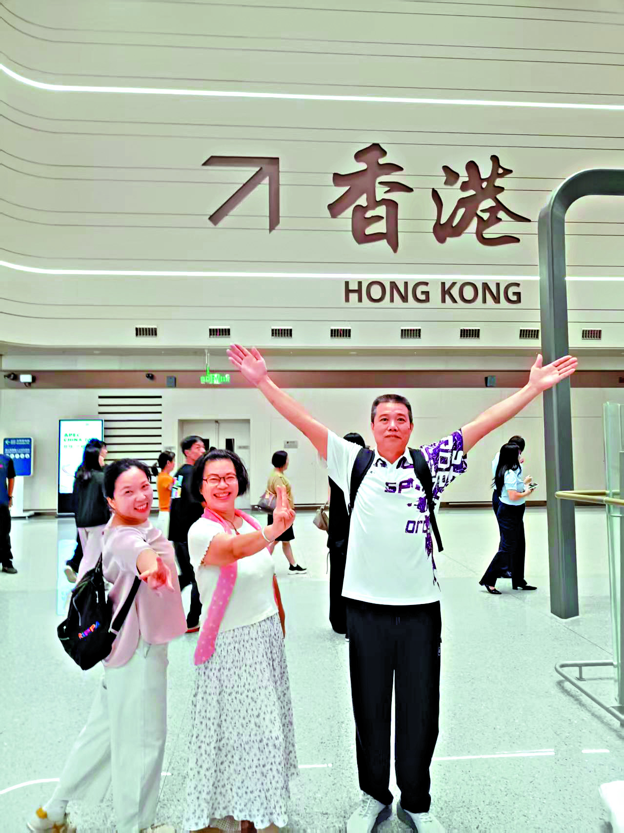 　　圖：內地旅客準備過關赴香港旅遊購物，在出境處打卡留念。\大公報記者李昌鴻攝