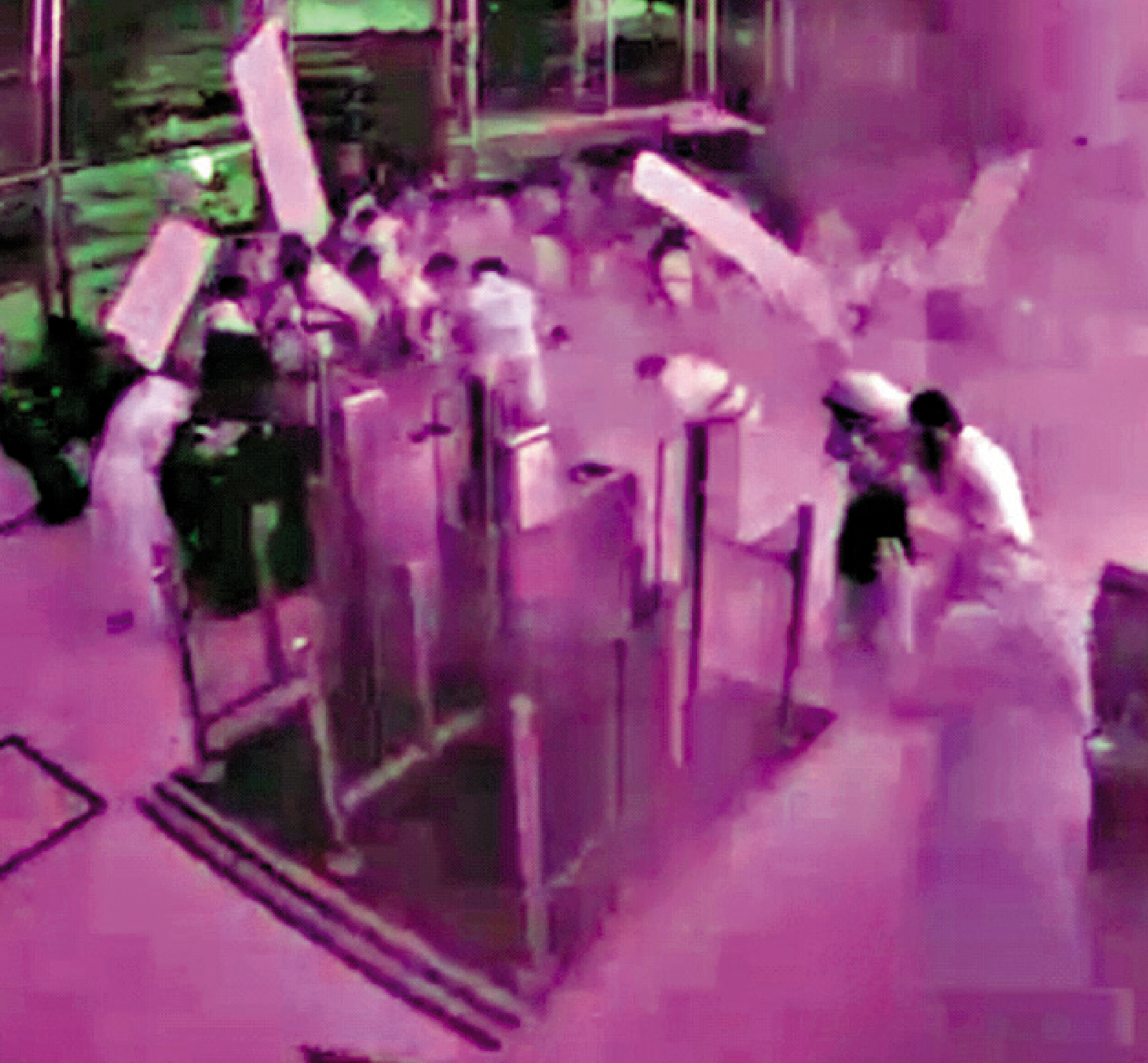 　　圖：哈立德國王國際機場10日遇襲，旅客四散奔逃。\美聯社