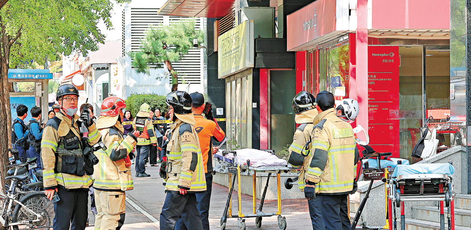 　　圖：韓國仁川商場13日發生無差別持刀襲擊案，警方和消防員抵達現場。\美聯社