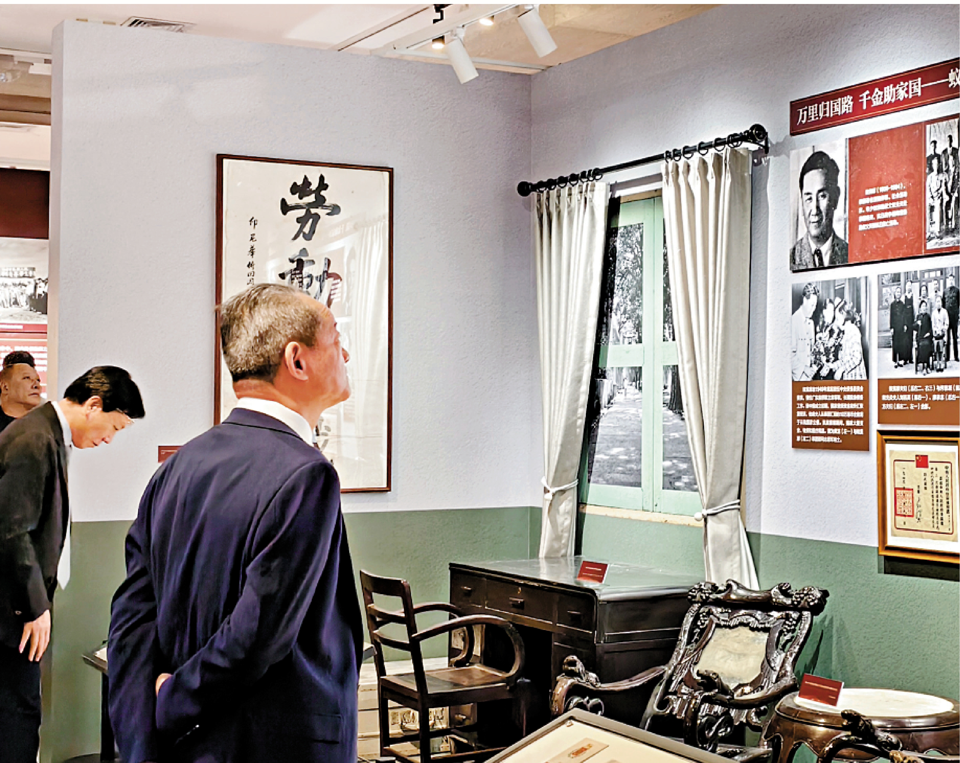 　　圖：港澳僑領參觀中國僑聯成立70周年主題展。\大公報記者趙一存攝