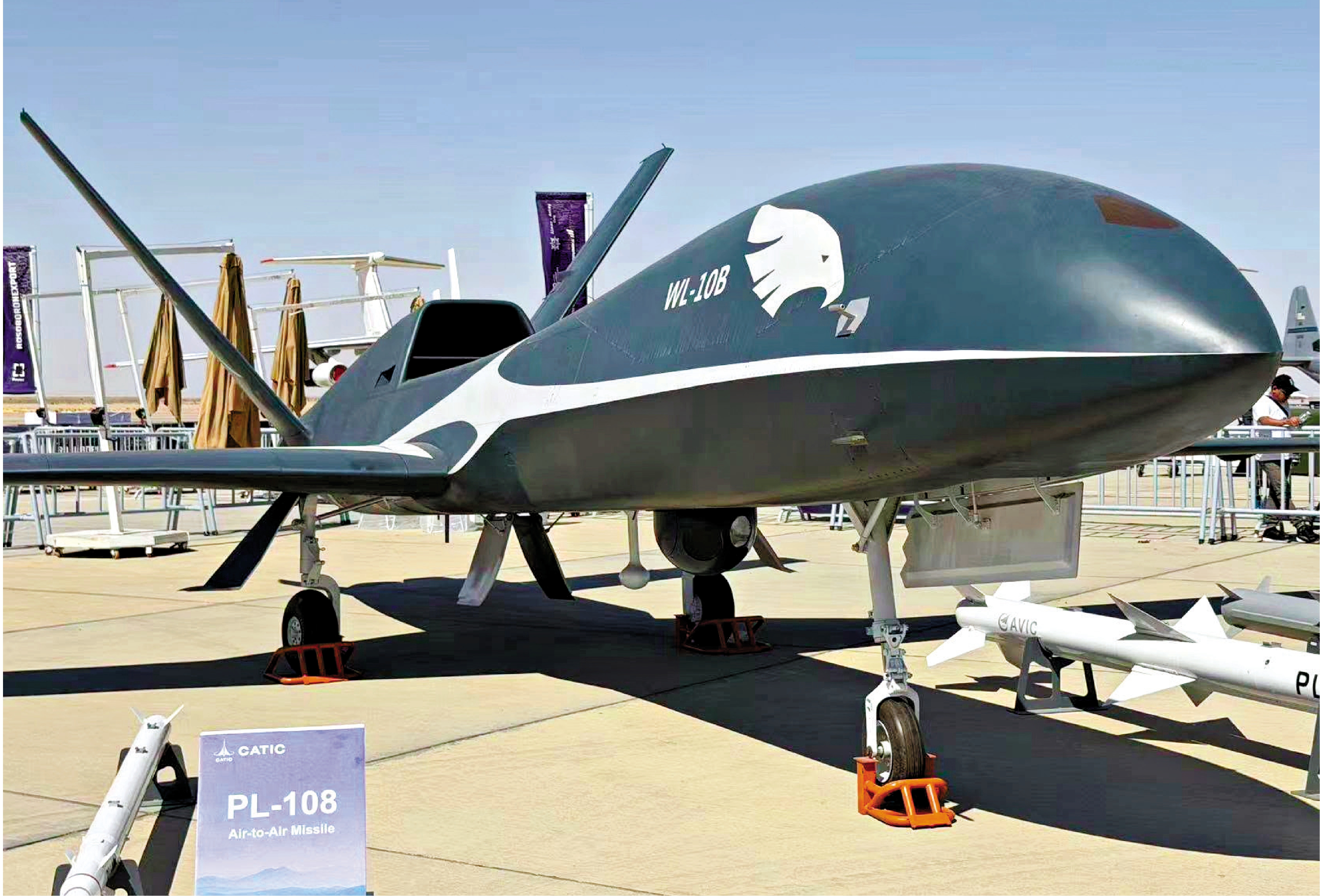 　　圖：「翼龍」10B無人機及配套武器首次在埃及航展以全尺寸模型靜態展示。\中國軍號Fb