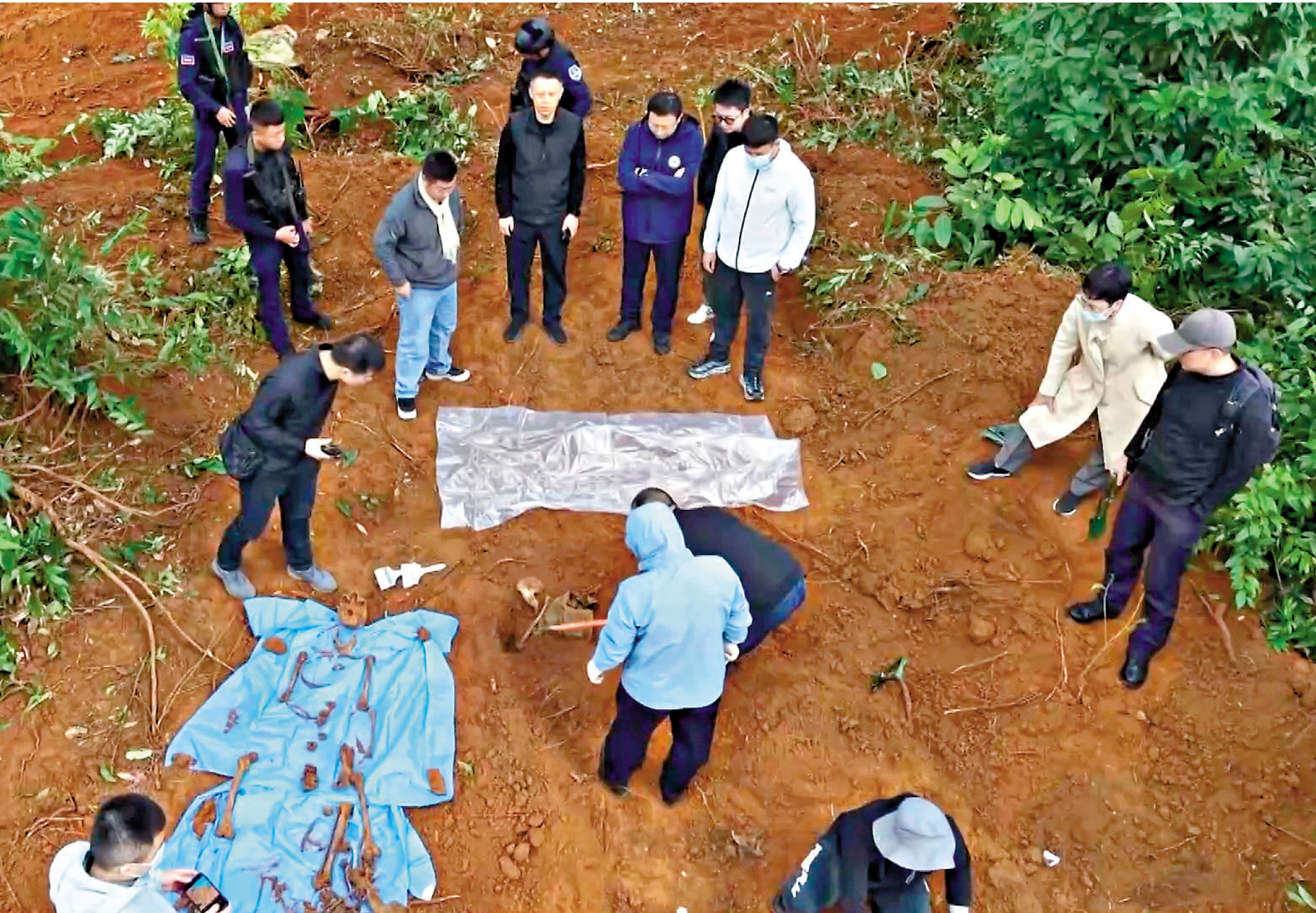 　　圖：為摧毀魏家犯罪集團，專案組民警冒着緬北戰事風險跨境取證，查實重大命案鐵證。\央視新聞