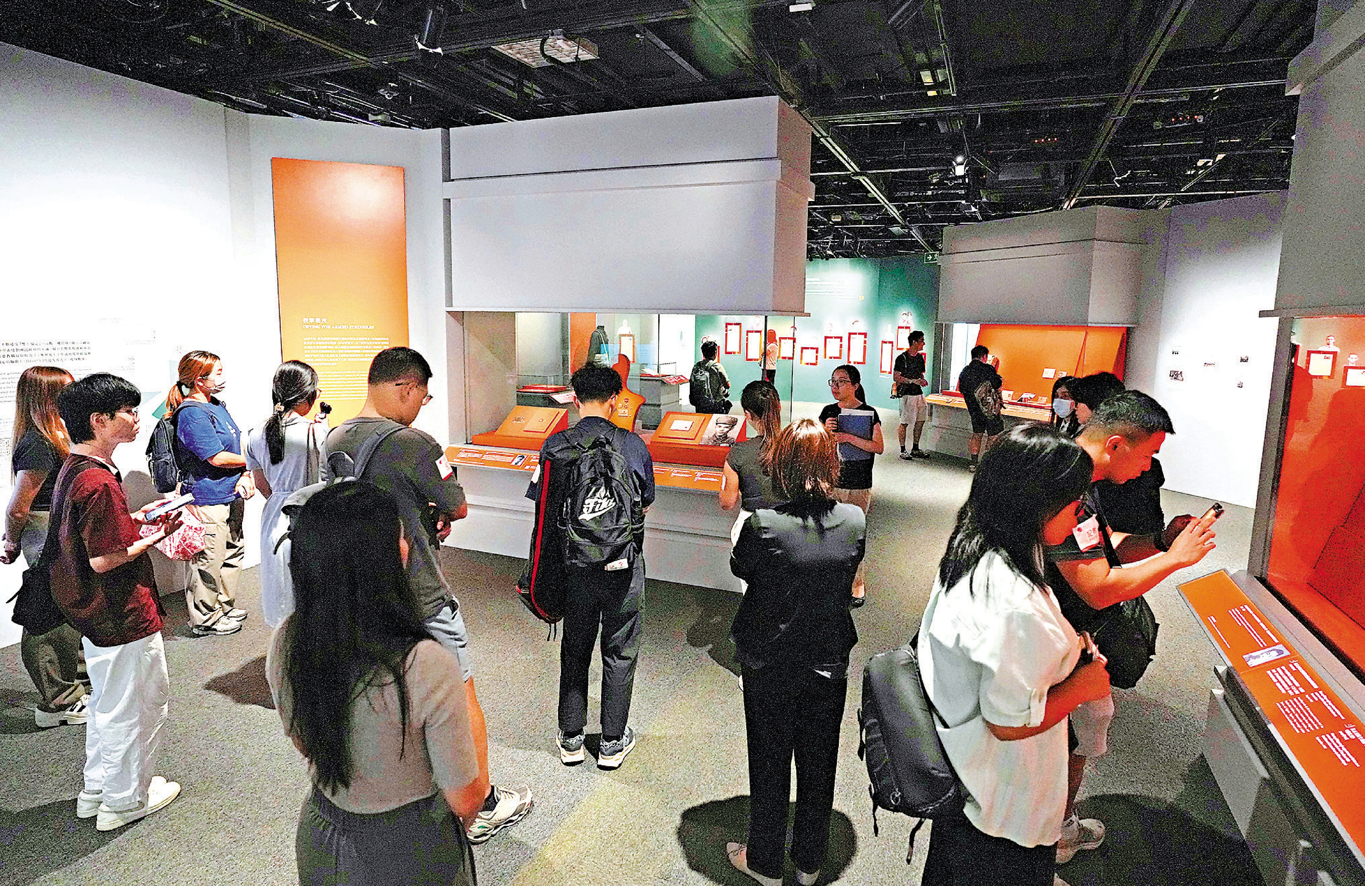 　　圖：國家發展成就系列：文化新民｜香港達德學院育才之路」展覽在歷史博物館舉行，觀展者聆聽導賞員講解。\大公報記者何嘉駿攝