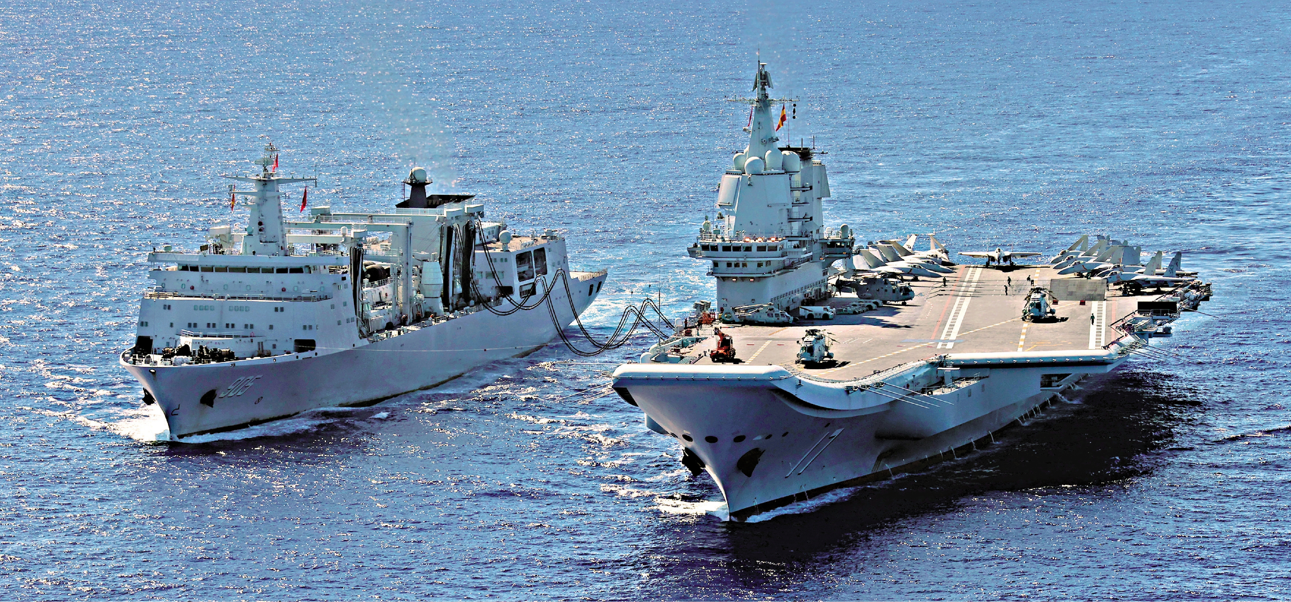 　　圖：2025年6月，海軍遼寧艦、山東艦航母編隊完成遠海實戰化訓練，安全返回母港。圖為編隊開展海上補給。\新華社