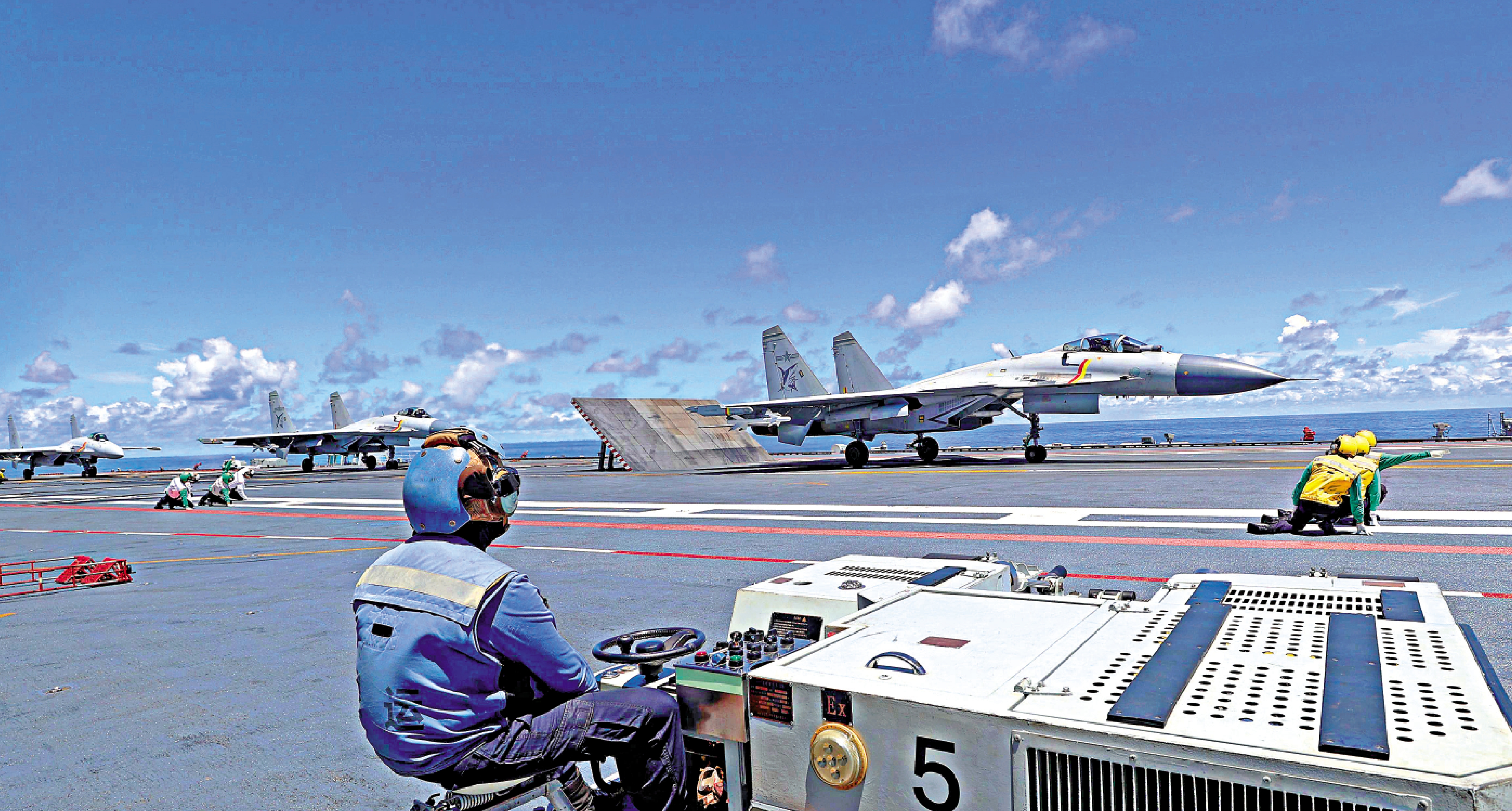 　　圖：我國航母遠海訓練包含艦載機晝夜起降科目。\新華社