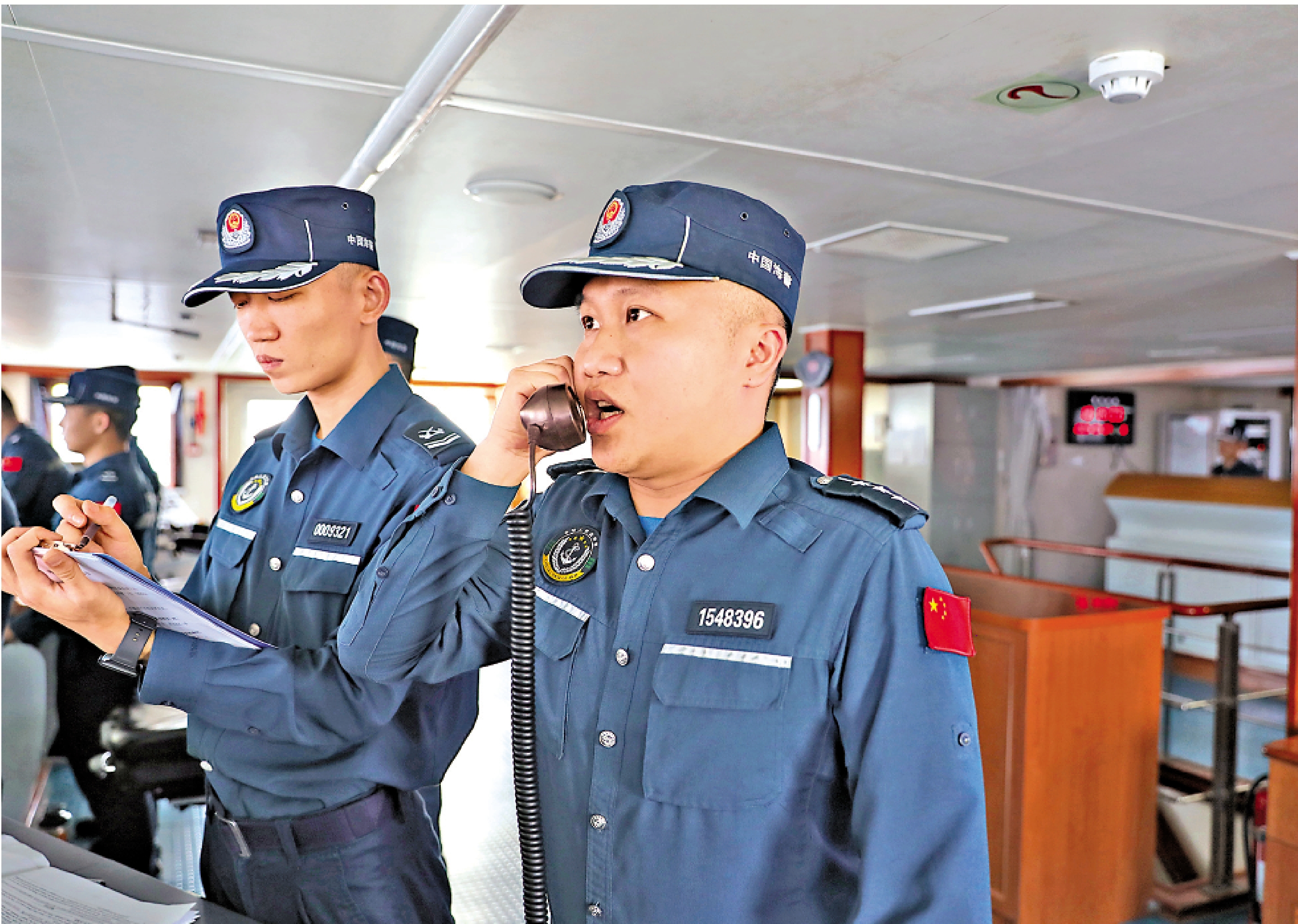 　　圖：中國海警萬山艦執法員向蓄意侵闖黃岩島領海的菲律賓船隻喊話。\新華社
