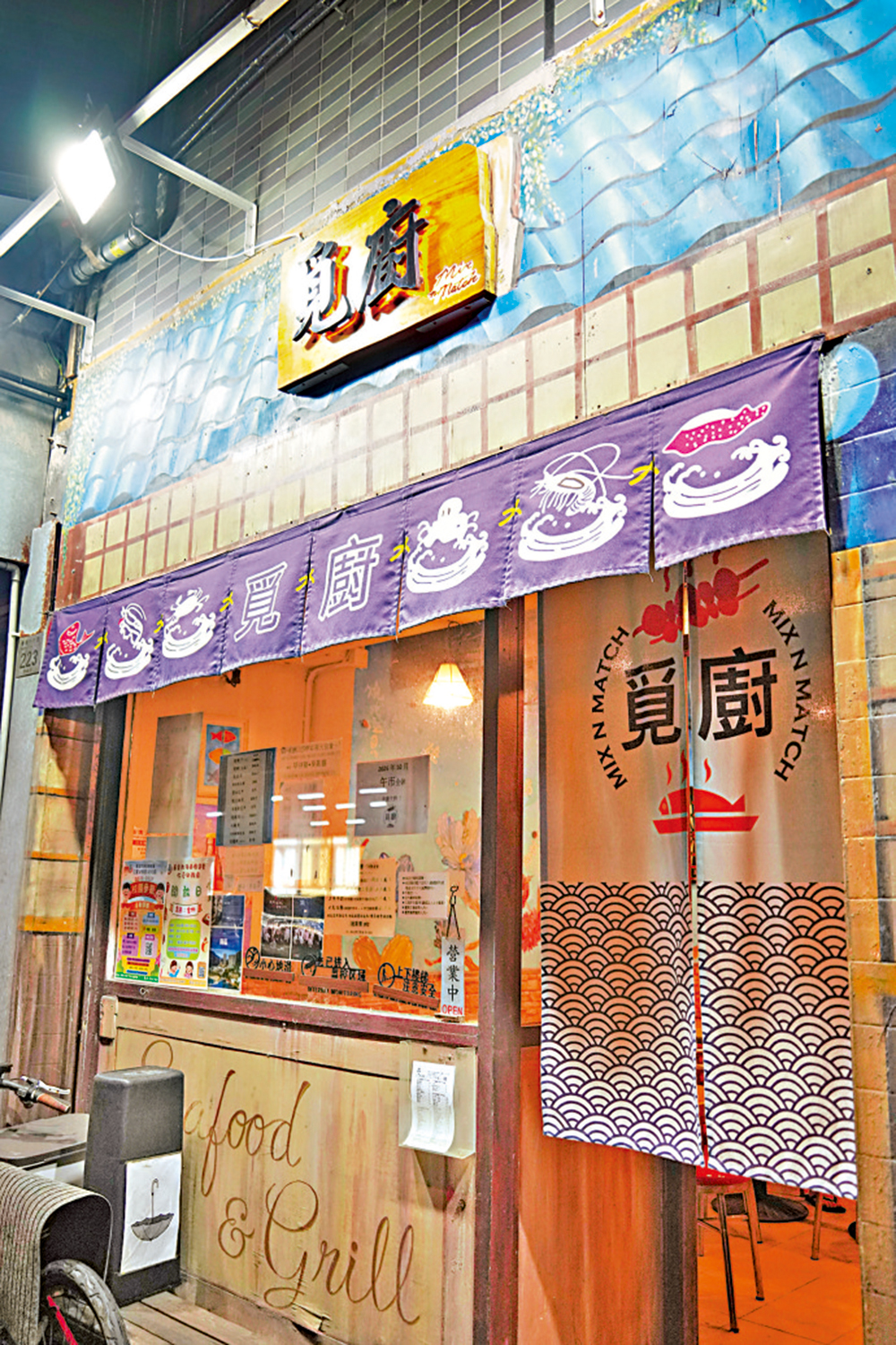 　　圖：海鮮串燒小店負責人表示，已準備好迎接外籍食客。\大公報記者蔡文豪攝