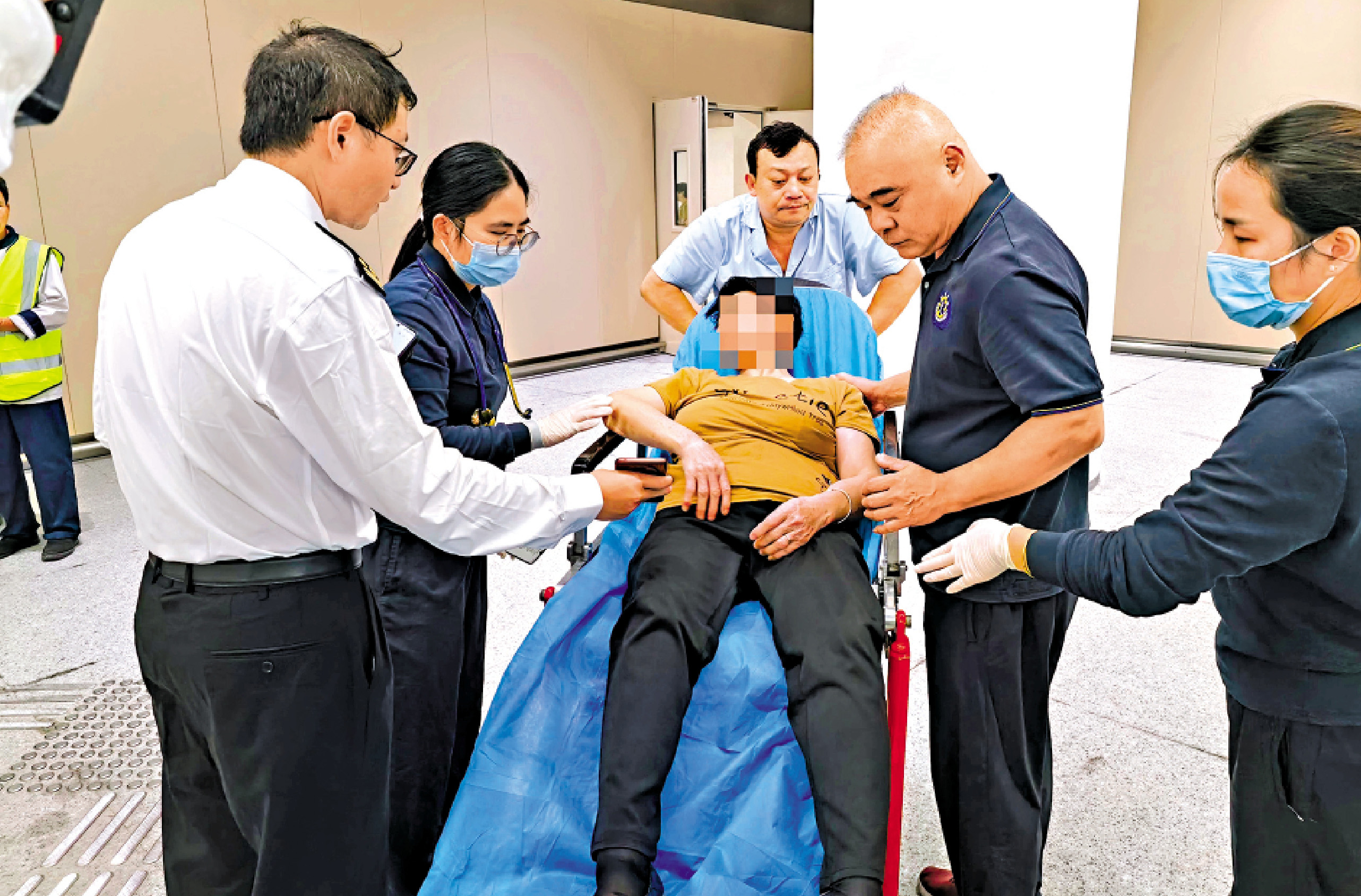 　　圖：皇崗口岸一名獨自入境年長旅客突發中風，現場工作人員迅速啟動應急處置預案，主動聯繫120急救人員及病患家人，第一時間將患者安全移送醫院，經診療後病情穩定。\網上圖片