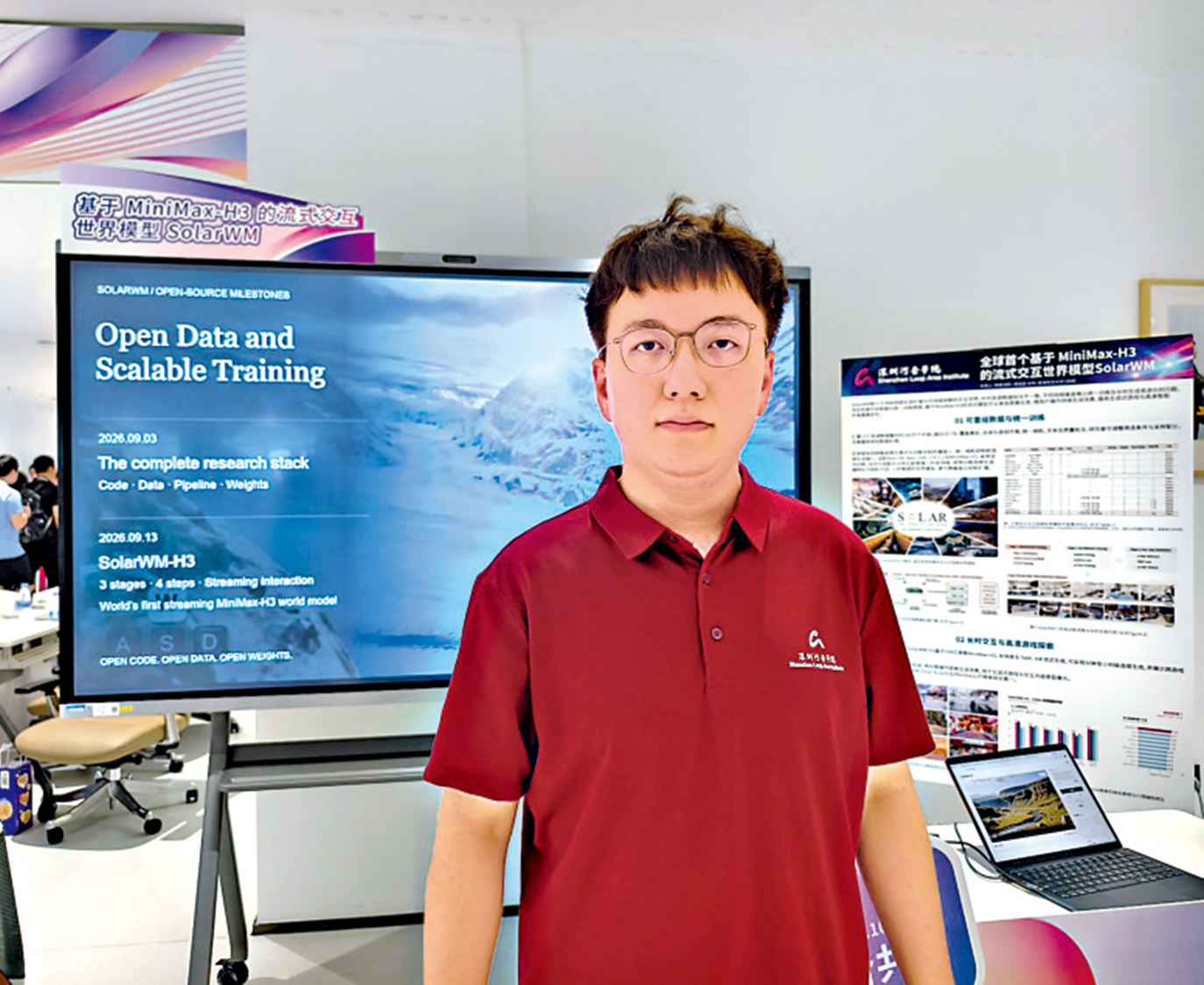 　　圖：深圳河套學院聯培博士生黃俊超來自香港中文大學（深圳），是全球首個流式交互世界模型Solar WM的主要研發者。\大公報記者胡永愛攝