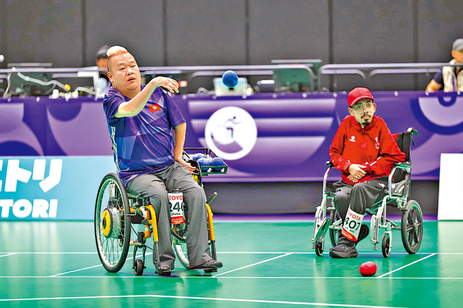 　　圖：梁育榮（左）硬地滾球男子BC4級個人小組賽豪取兩連勝。\中國香港殘疾人奧委會圖片