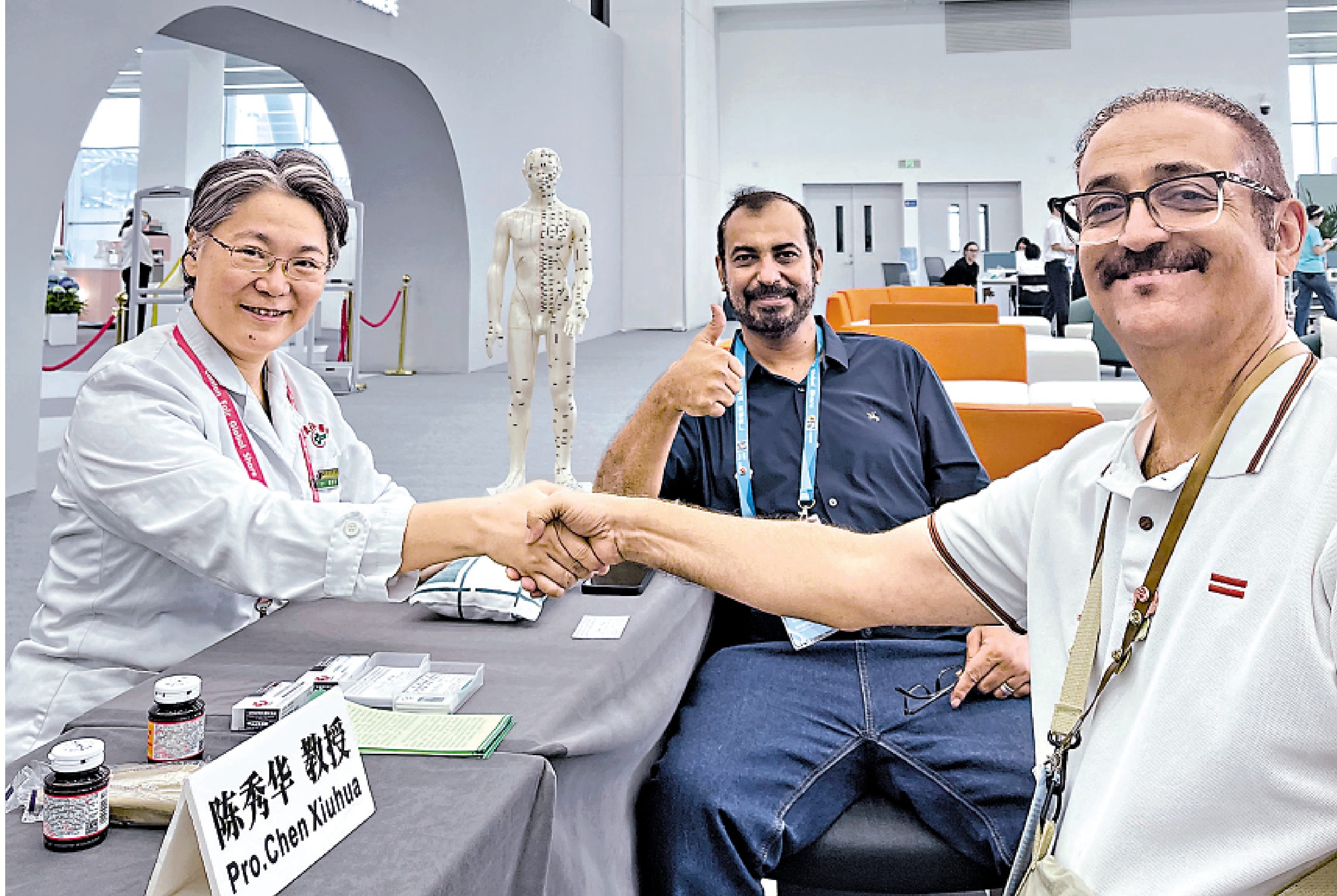 　　圖：廣交會首設國際醫療服務專區，不少境外採購商專門來體驗。\大公報記者盧靜怡攝