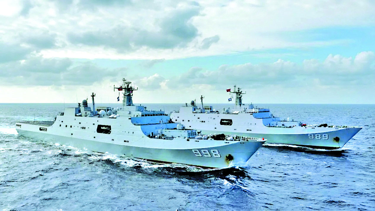 　　圖：南部戰區海軍某支隊崑崙山艦、長白山艦在實戰化訓練中比鄰航行。\南部戰區微信公眾號