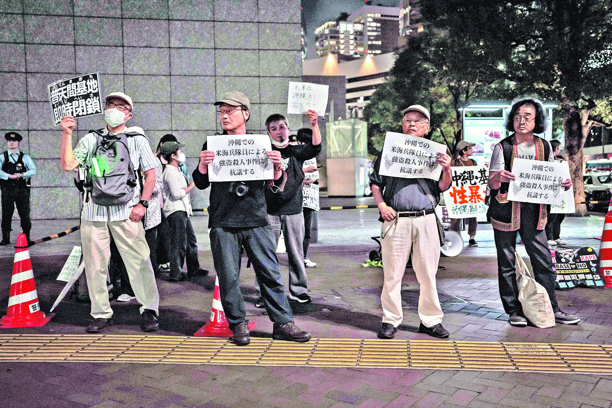 　　圖：10月14日，民眾手持標語在位於日本東京的美國駐日本大使館外參加抗議活動，抗議近日發生的駐日美軍士兵涉嫌搶劫殺害沖繩女性案件，並反對即將舉行的日美聯合軍演。\新華社