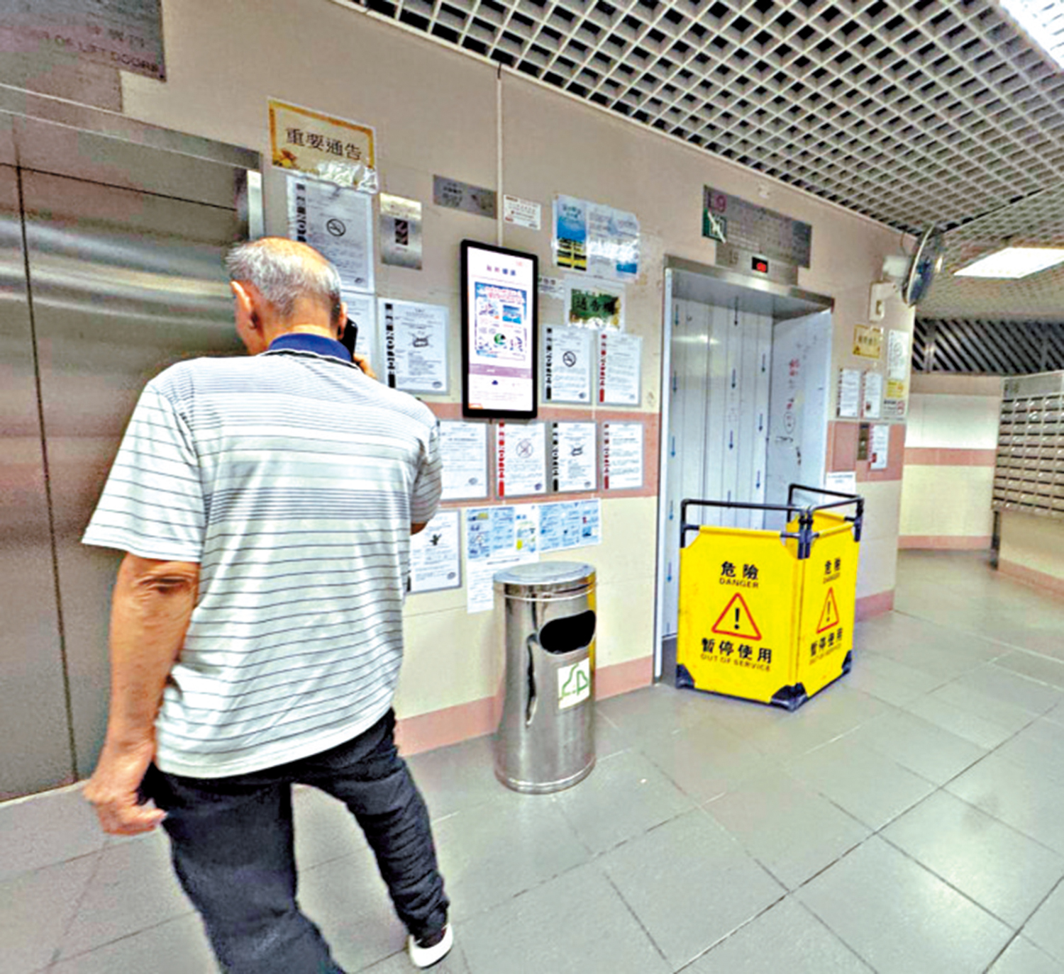 　　圖：翠屏北邨翠楊樓升降機早前被檢測出安裝工程未完成。\大公報記者曾敏捷攝