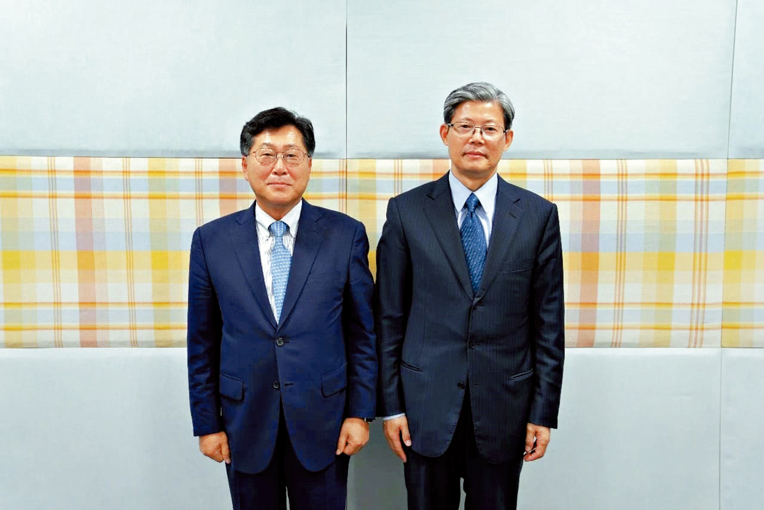 　　圖：宣昌能（右）會見韓國駐基金組織執董崔志榮（左），就雙邊合作等議題交換意見。\受訪者供圖