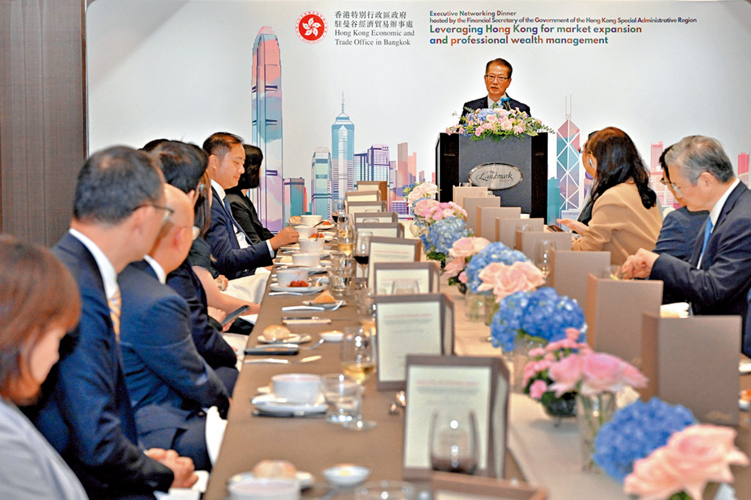 　　圖：陳茂波日前出席由香港駐曼谷經濟貿易辦事處舉辦的交流晚宴並致辭。多位泰國主要銀行及金融機構的高層代表出席。\網上圖片