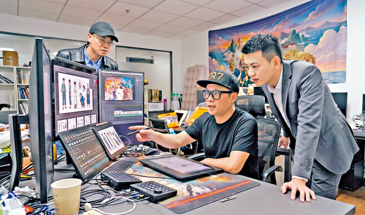 　　圖：台灣導演薛穎穜（中）在廈門布局短視頻創作領域。\受訪者供圖