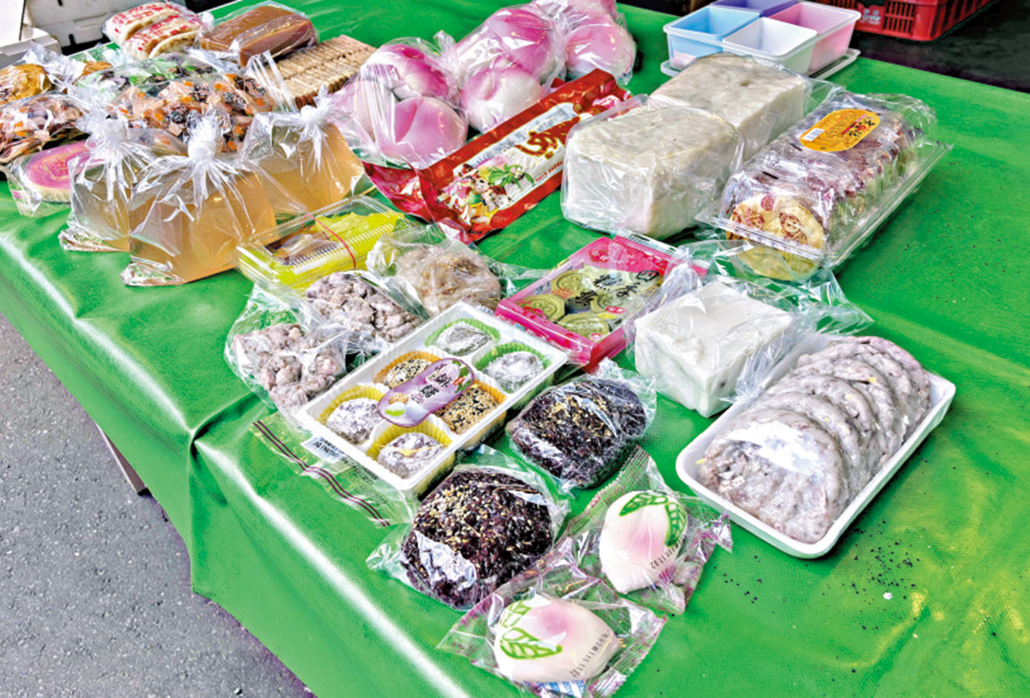 　　圖：台北中侖市場一家攤位推出的重陽節糕點。\新華社