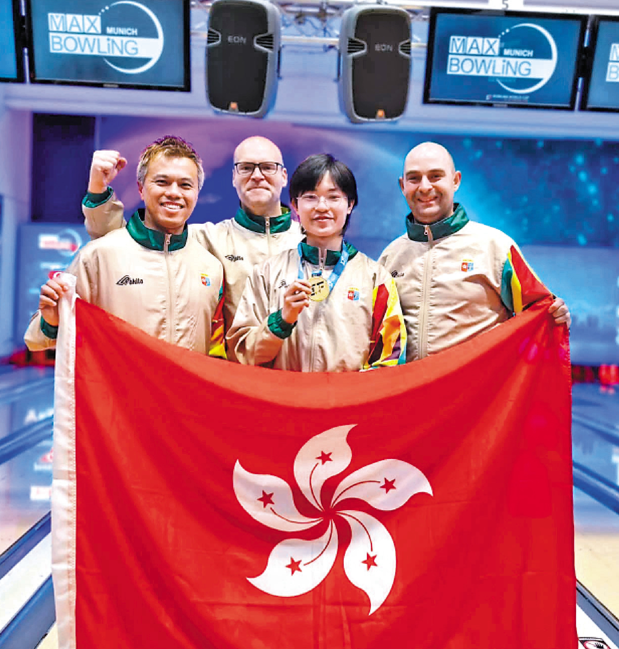 　　圖：馬嘉言（右二）慶祝奪冠。\中國香港保齡球總會圖片
