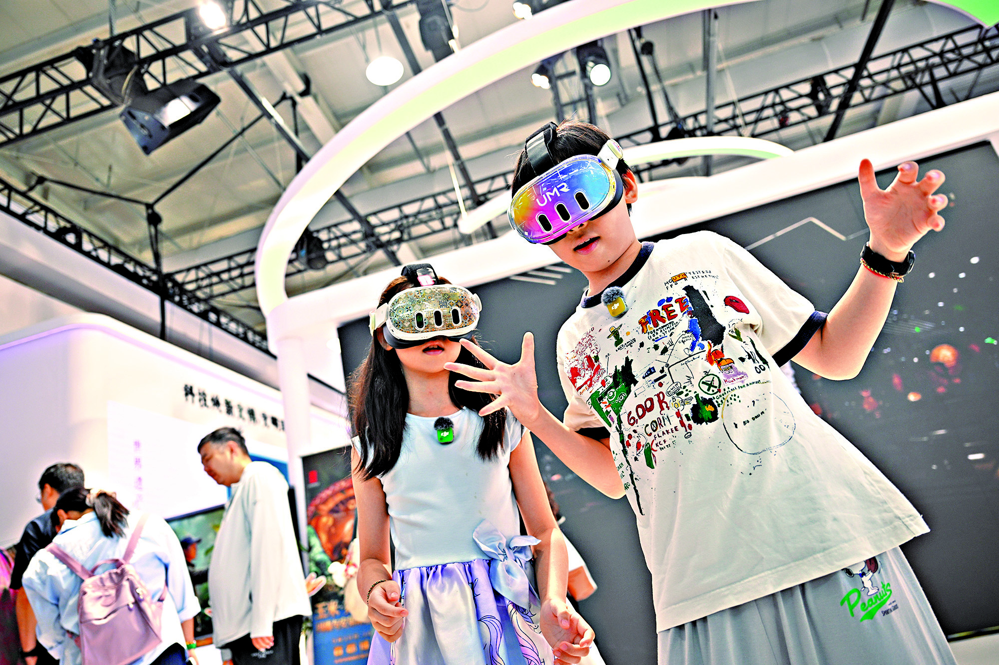 　　圖：參觀者在北京服貿會文旅服務專題展區體驗VR虛擬現實遊戲。\新華社
