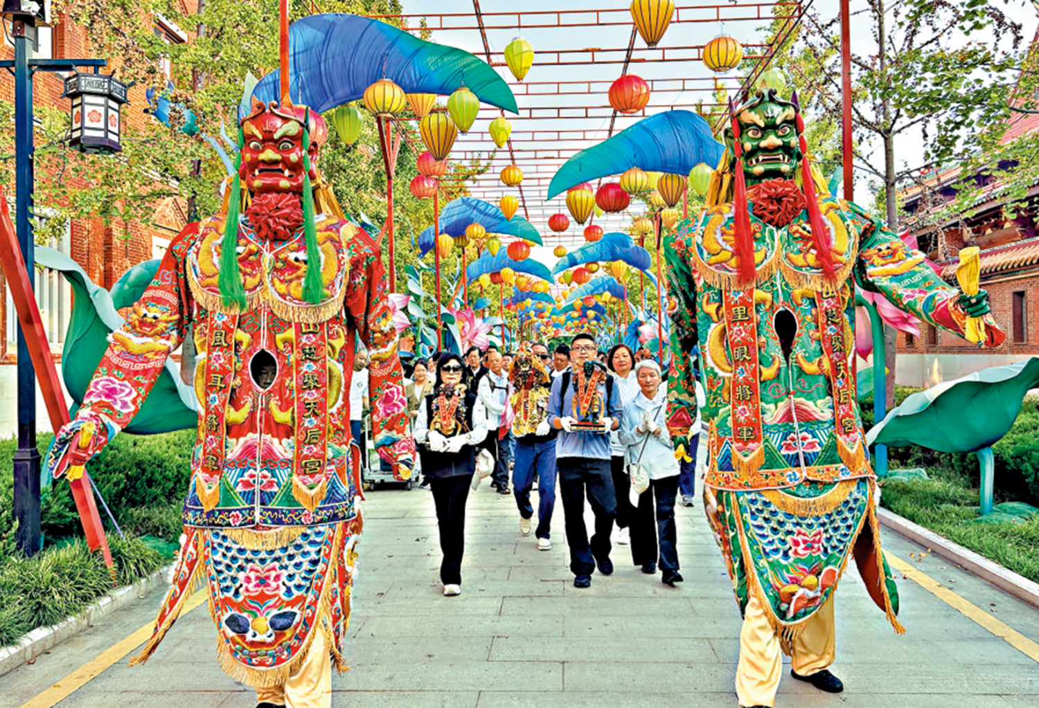 　　圖：逾百位台商最近恭送昆山媽祖返台傳香締緣。\受訪者供圖