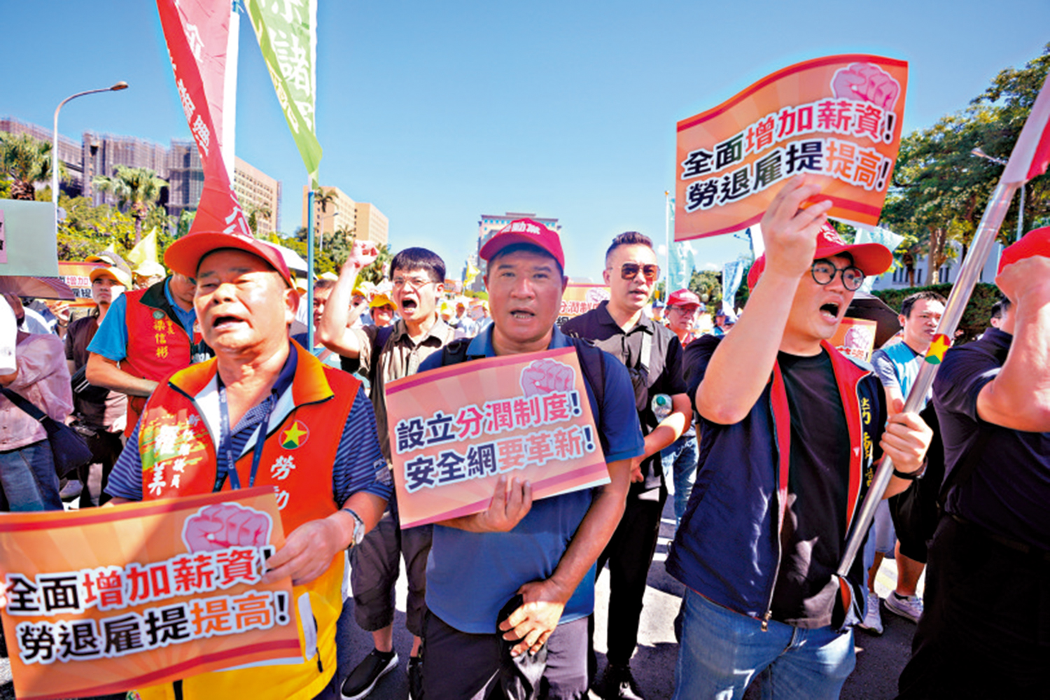 　　圖：台灣勞工團體日前在台北集會要求增加薪資。\網絡圖片