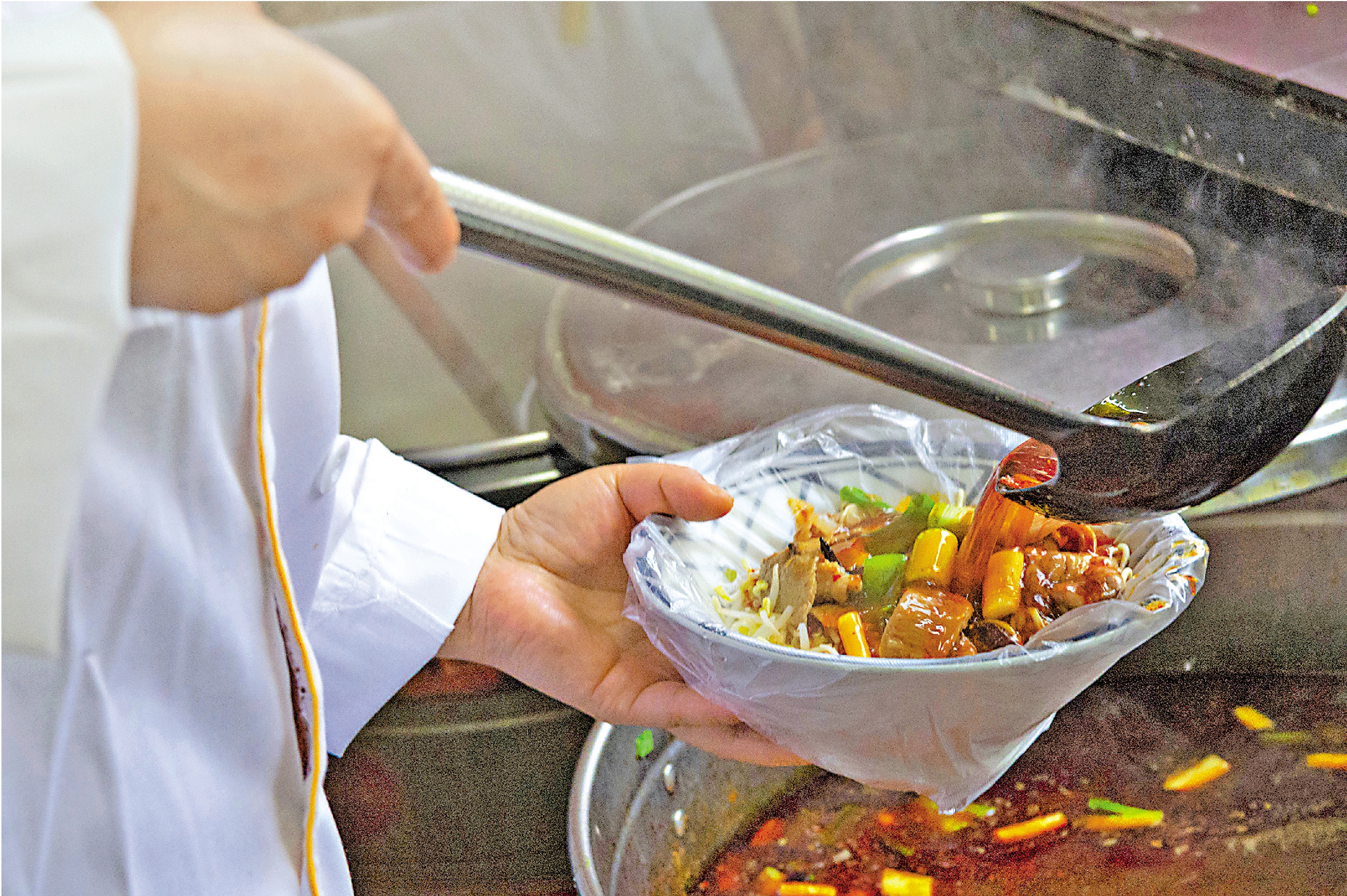 　　圖：「襄陽牛肉麵」在2021年曾火遍全國。現時，全國使用「襄陽牛肉麵」招牌的市場主體超過2.8萬家，但同時亦存在着標準不一的問題。\新華社