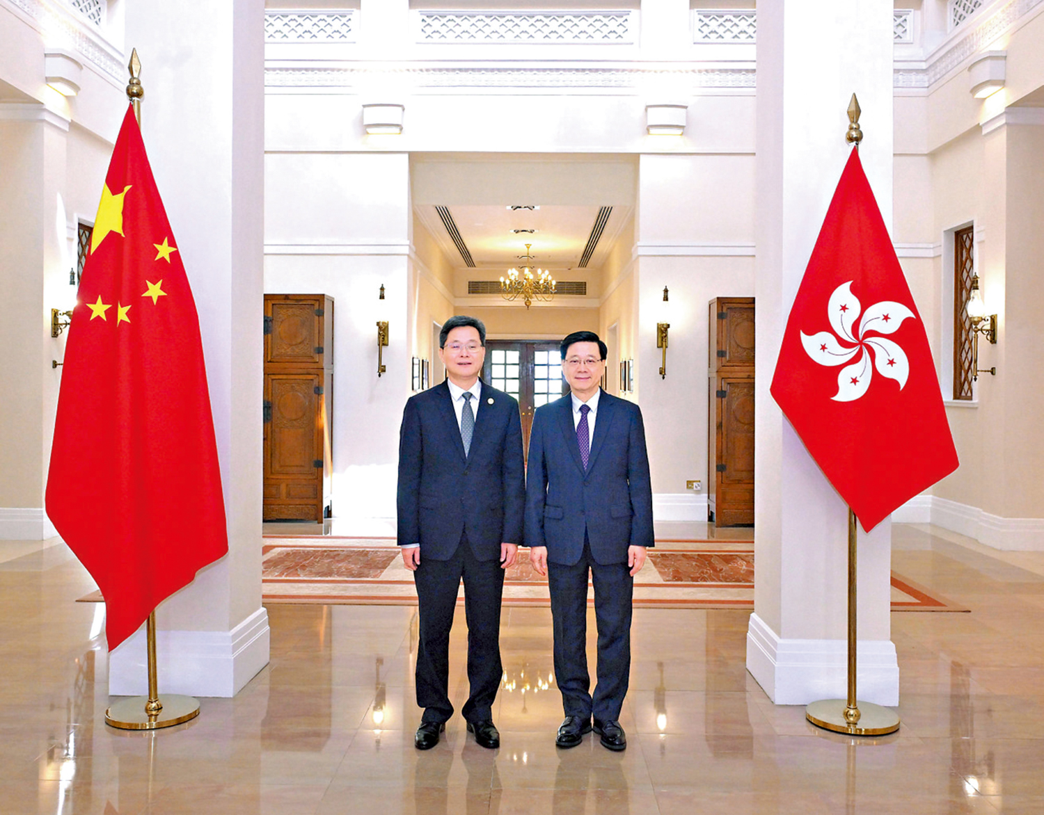 　　圖：行政長官李家超（右）昨日在禮賓府與財政部部長藍佛安會面。\政府新聞處