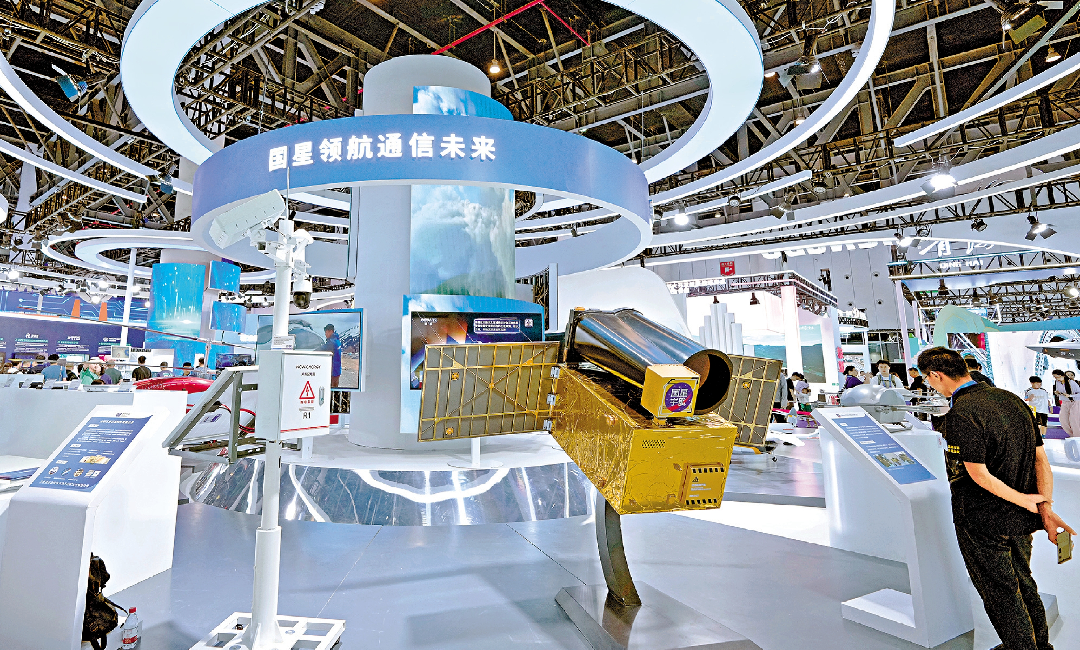 　　圖：國星宇航發布的「星算計劃」，規劃由2800顆計算衛星組成太空算力網絡，目標實現十萬P級推理算力和百萬P級訓練算力。\資料圖片