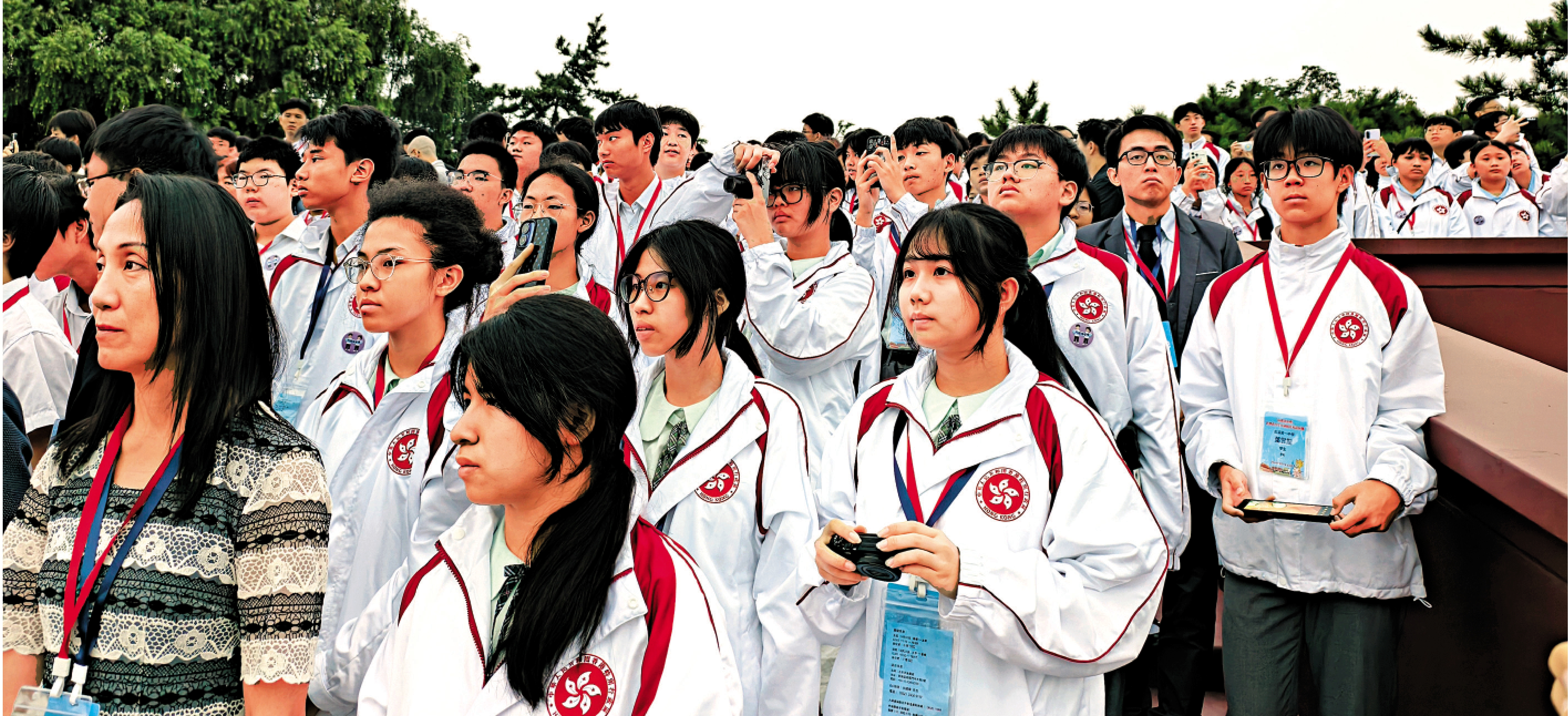 　　圖：代表團成員在觀禮台觀看升國旗儀式。\大公報記者任芳頡攝