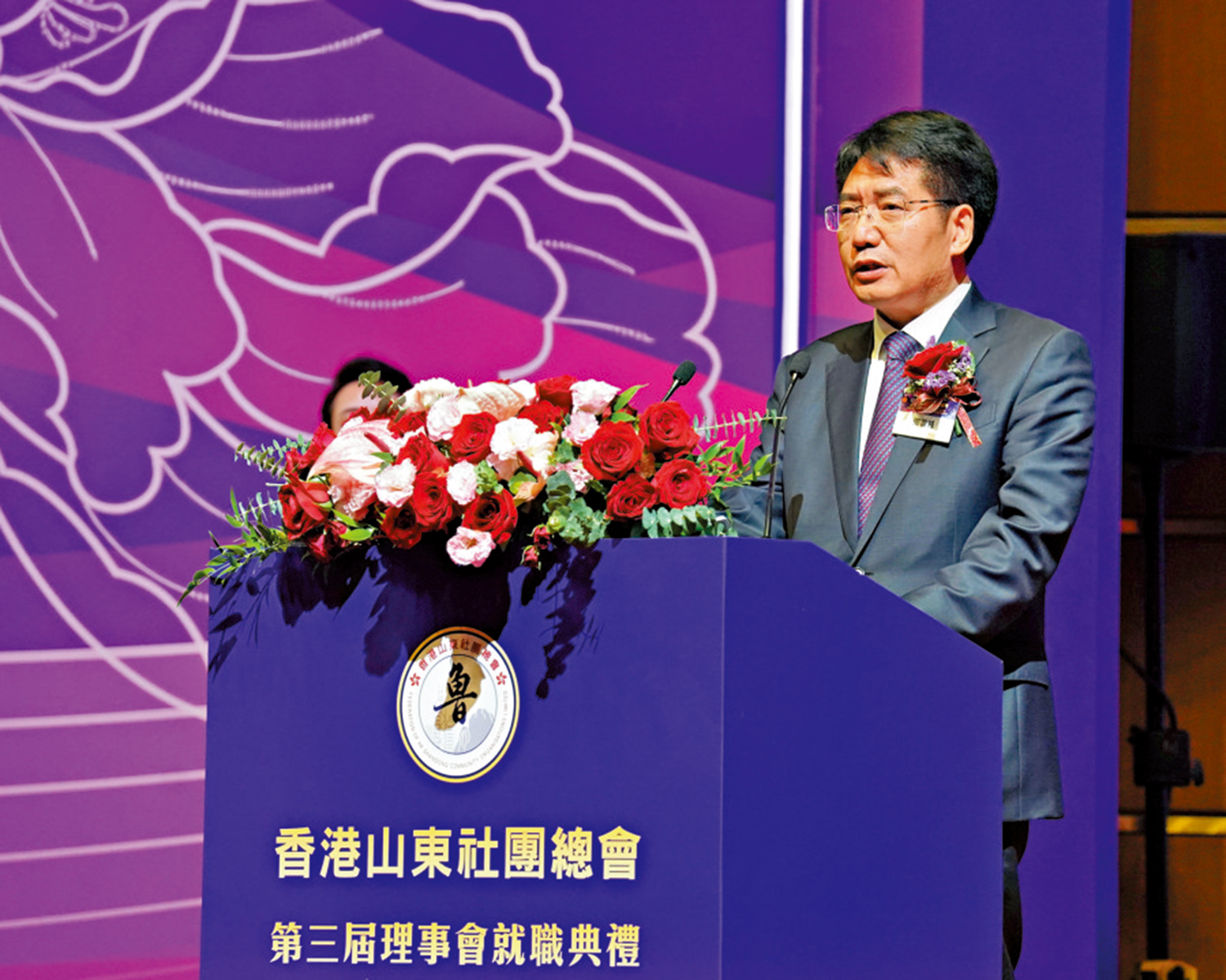 　　圖：山東省委常委、統戰部部長鄧雲鋒昨日在慶祝中華人民共和國成立七十七周年暨香港山東社團總會第三屆理事會就職典禮致辭。\大公文匯全媒體記者曾興偉攝