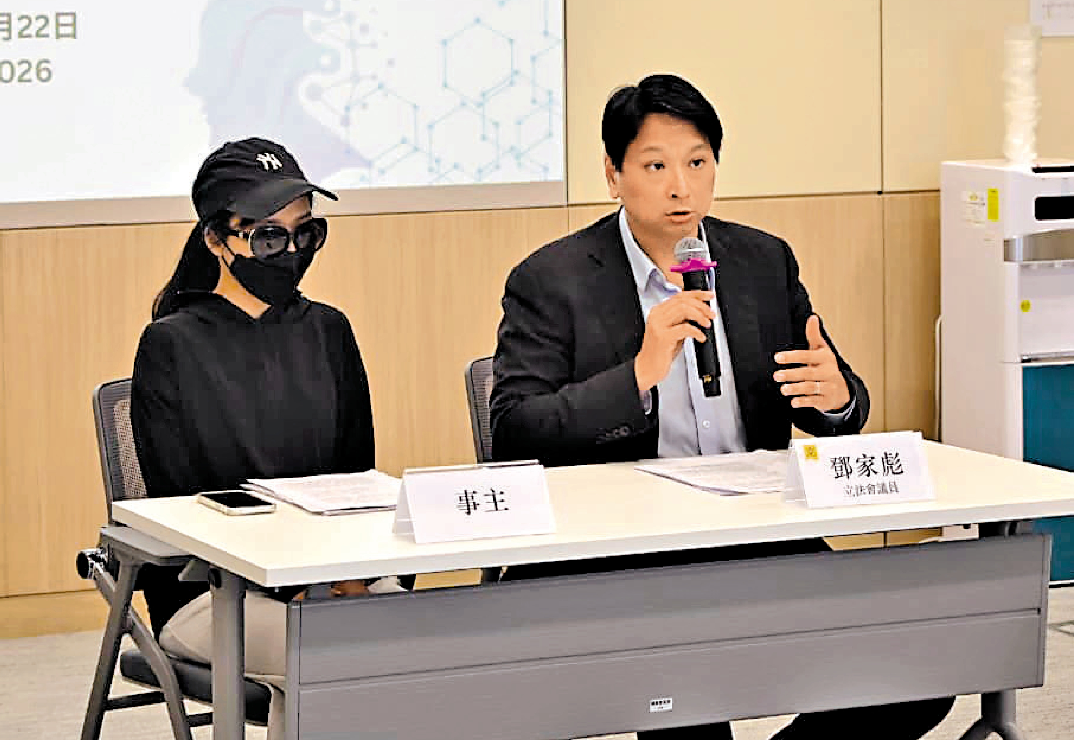 　　圖：有大學畢業生在求職過程中，被騙徒盜走身份證等重要資料，用作貸款共四十萬元。\鄧家彪供圖